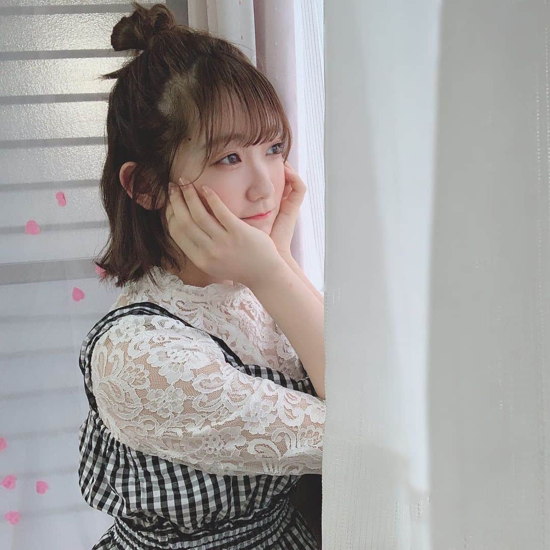 夏川愛実のインスタグラム：「﻿ ﻿ 今週もお疲れ様（´-`）.｡oO﻿ ﻿ 最近曜日感覚が狂い始めてます。。﻿ 今日は土曜日（´-`）.｡oO﻿ ﻿ 最近の髪型はお団子ハーフアップに﻿ ハマってる🍡﻿ ﻿ ﻿ #春夏#春服#夏服#ギンガムチェック#ワンピース#niceclaup ﻿ #ヘアアレンジ#ボブアレンジ#ショートボブ#ショート女子﻿ #お団子#お団子アレンジ#ハーフアップ﻿ #お団子ハーフアップ#アイドル#アイドルメイク﻿ ﻿」