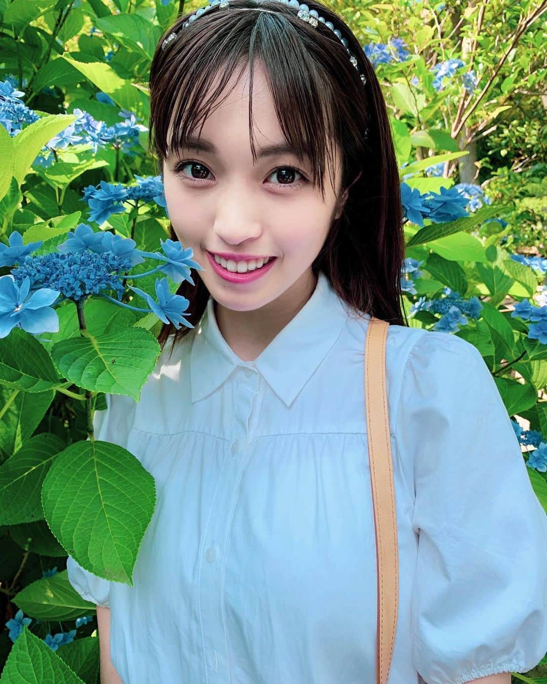 のインスタグラム：「4周年記念のライブで使った #カチューシャ　 思い入れあるヘアアクセです💍 春服紹介のYouTubeで着た白ワンピは、アレンジしやすくてお気に入り😊  明日は素敵な週末になりますように💫今週から演技の勉強✍️ 皆も一緒に頑張ろうね☺️ #cherrsee #みゆふく」