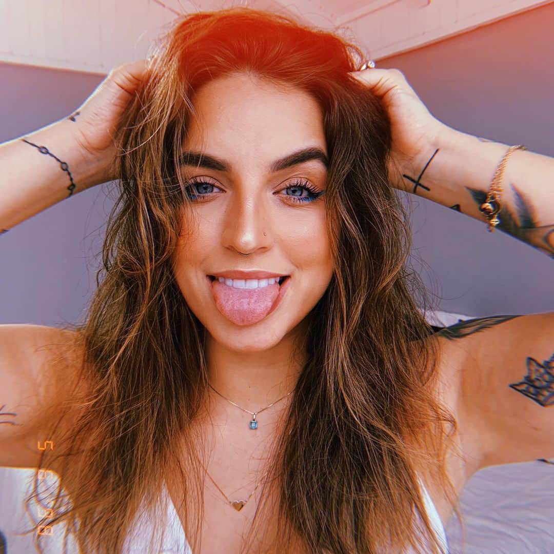 Bruna Unzuetaのインスタグラム：「“O sapinho faz hum a hum...” 😂🐸」