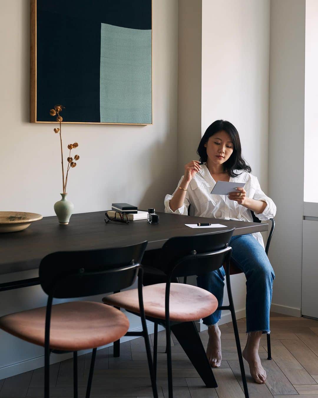 アリス・ガオのインスタグラム：「[ad] taking in the distinct pleasure of using a @montblanc #meisterstück writing instrument to write a note for papa gao this father’s day. a favorite life lesson came from something he used to say when we were assembling furniture — “if it’s in the manual, it ain’t worth knowing!” and yes you could hear the exclamation point as he said this. so we played it by ear and made mistakes often (there were many backward drawers). in the grand scheme of things, i still think about it as not following others’ prescriptions and directions and forging your own path, even if it zigzags.  #montblancpartner」