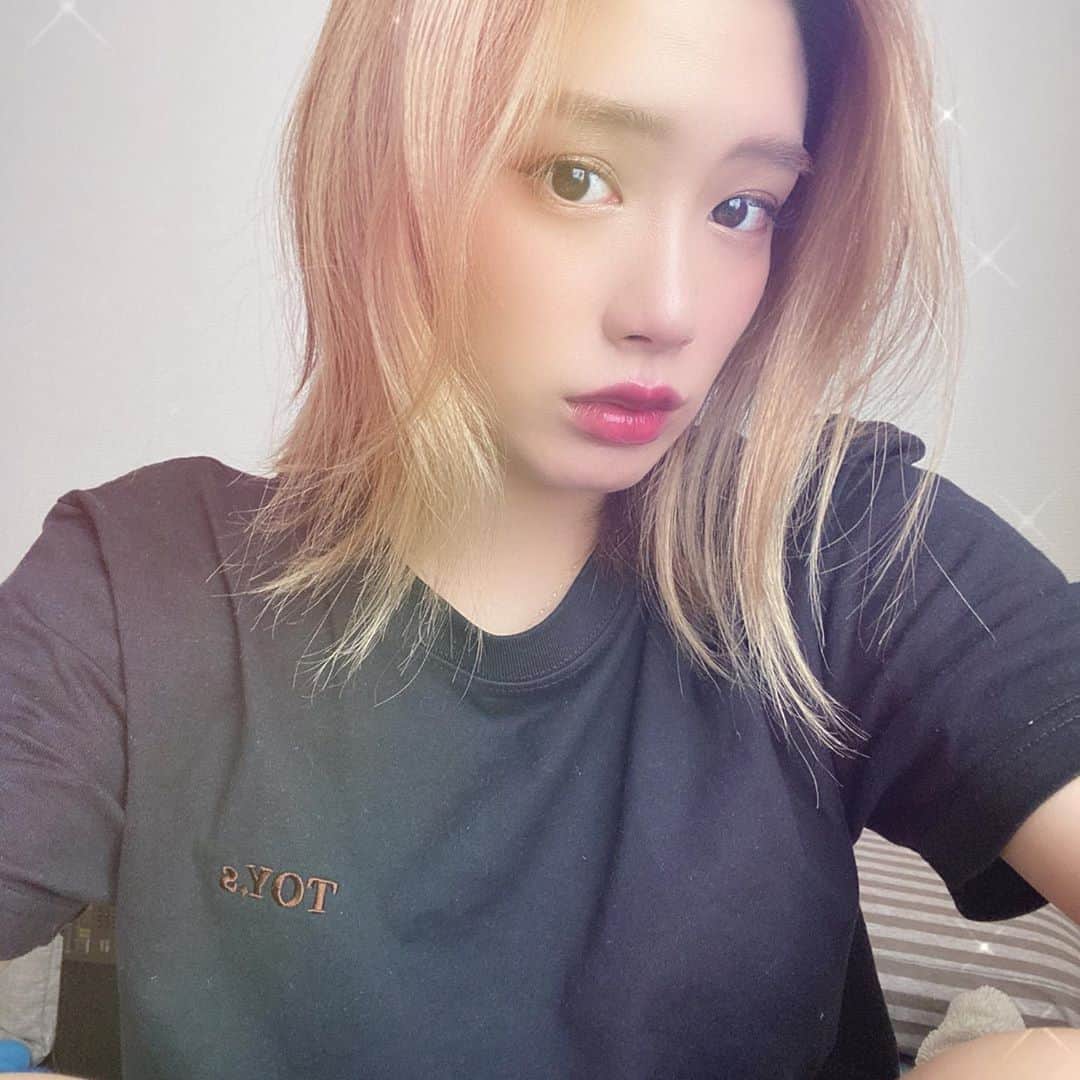 acaneのインスタグラム：「・ ひなの @vo.hinano.channel の MVで恋人役をしたマサヤが、 アパレルブランド『TOY.s』を 立ち上げたそうです！ ・ acaneはシンプルなTシャツを GETしました💃🏻💃🏻💃🏻 シンプルやから 男女問わず着れるのがいいな☺️ ・ bigbabyマサヤ おめでとう〜☺️💐 ・ @big_baby_masaya @toy.s__official #toys #toysfashion #トイズ#といず #toysのひととき」