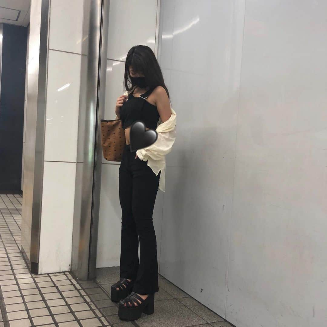 EON（梶野恵園）のインスタグラム：「﻿ ﻿ はい！出ました！﻿ ﻿ ﻿ 日替わりえおんちゃんです！﻿ 本日は大人っぽセクシー？的なやつですう﻿ ﻿ ﻿ ﻿ どうでしょうか？？﻿ ﻿ ﻿ ﻿ ﻿ #code #ootd #codenate  #fashion #blackcode #black ##MCM #mcmbag  #えおんのええ私服」