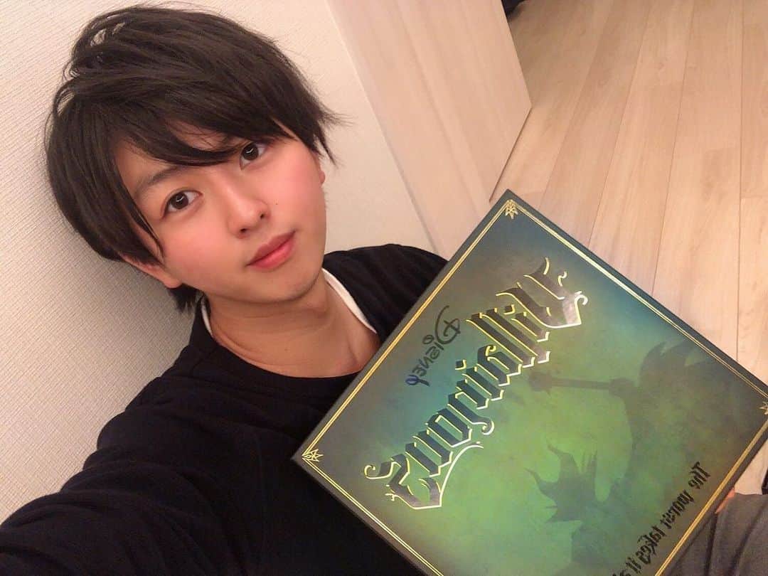 HIROKIのインスタグラム：「明日18:30から @qyotoofficial でインスタライブだよ！ 観てね！！！😎 .  先日のQyoタイムの「プレゼン」コーナーでご紹介しました、DisneyのボードゲームVillainous♟ . . 悪役側の立場になって、ハッピーエンドの運命を覆しちゃうゲームです！ . . 日本で買いにくいのと、 英語でしか説明がないのが難点ですが、まじで見た目もカッコいいゲームなので、ぜひ置物としてでも買ってみて！笑 . . #disney #villainous #disneyvillain  #villain #villains #boardgames #disneylife #boardgame #boardgaming #disneygram #disneyboardgame #villan #japan #kyoto  #qyoto #violin #hiroki」
