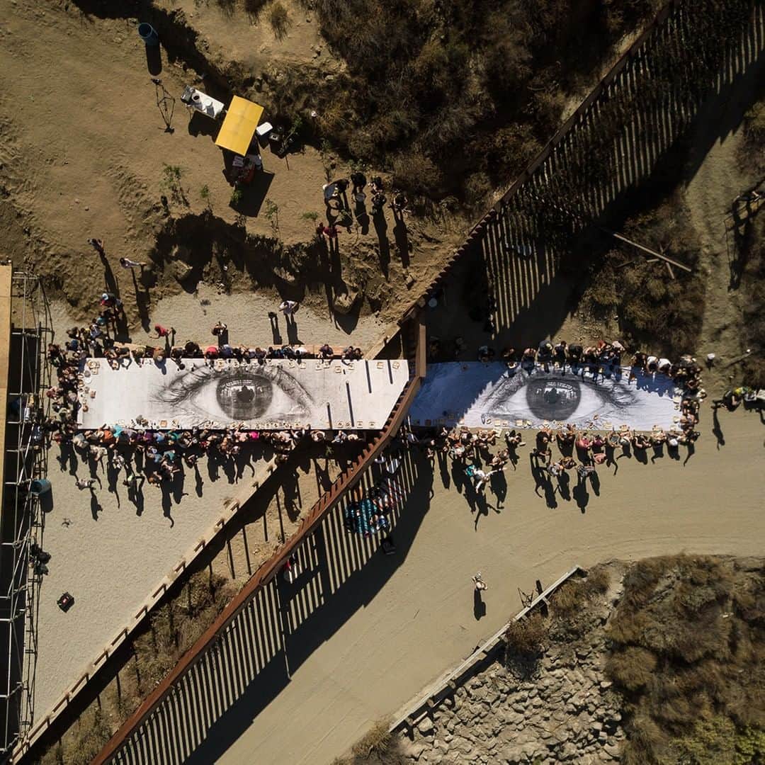 TED Talksのインスタグラム：「In October 2017, artist @JR held a “Giant Picnic,” across the US-Mexico border — complete with this giant, crowded table. Looking up from the table are the eyes of “dreamer” Mayra, a DACA recipient whose mother had come to America decades earlier when Mayra was just a toddler. At the Picnic, people on both sides of the border wall talked and shared food through the slats, and Mayra’s mother publicly shared her immigration story for the first time. “People embraced me in their arms, one after the other, and they shared their migration stories,” says Mayra, who also attended. “I came back feeling a greater sense of responsibility to stand up for who I am.” Go to the link in our bio to see more of JR’s larger-than-life public installations that spotlight (and humanize) vulnerable communities from around the world.⁠ ⁠ [Image: courtesy of JR]」