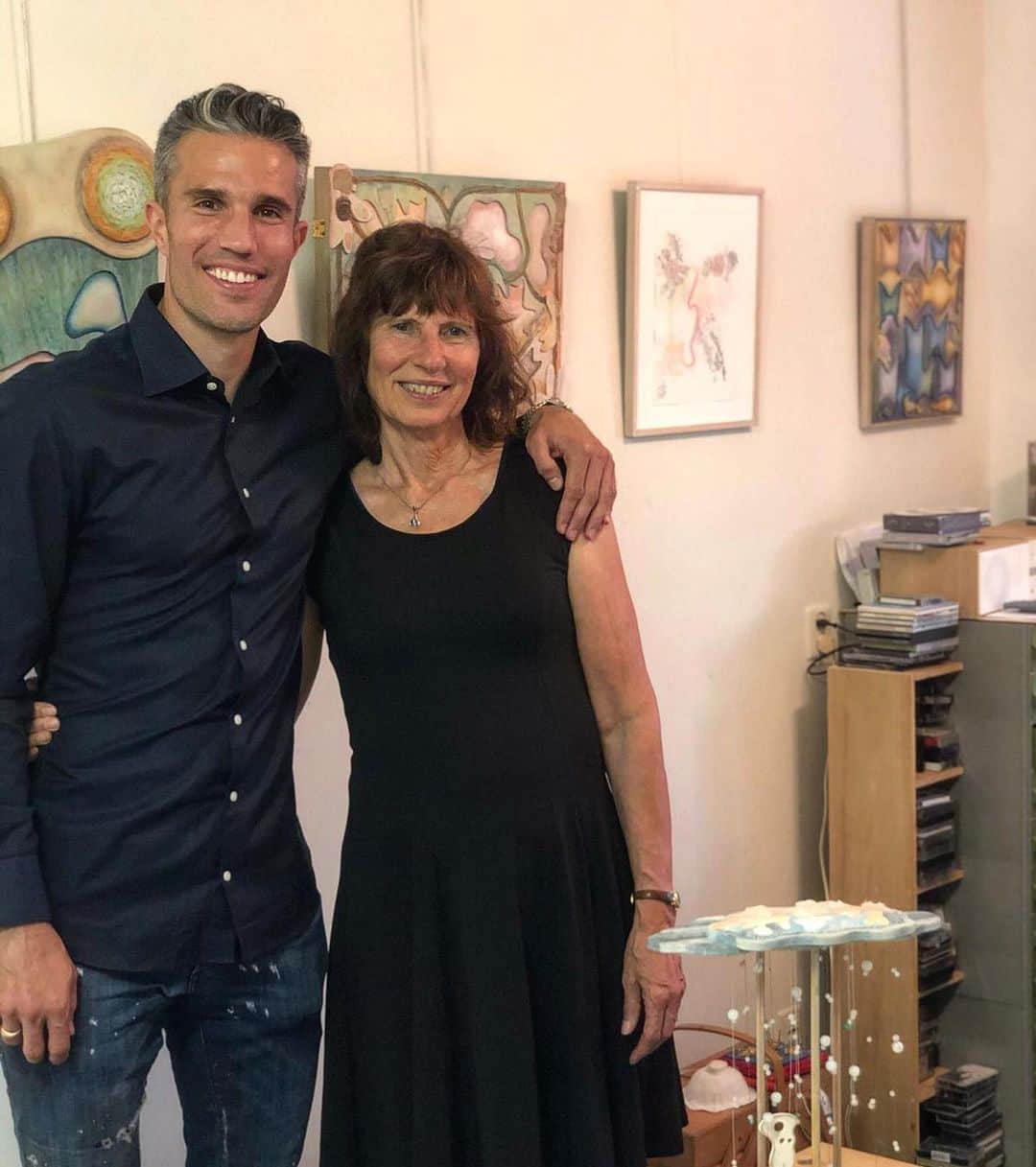 ロビン・ファン・ペルシのインスタグラム：「Lovely to catch up and see your great creations, mom 😁❤️ Happy to see you have always followed your passions, I’ll forever be a proud son!」