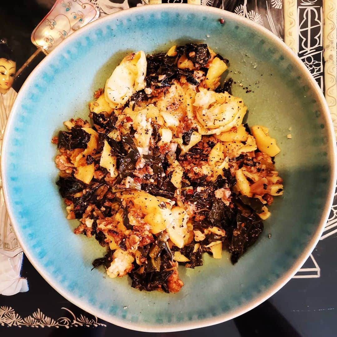 のインスタグラム：「PLANT BASED SAUSAGE KALE CARAMELIZED ONION MASHED POTATO JALAPENO MACARONI AND CHEESE #GASOLINEKITCHEN 🧀🌶🧄🌿🥔🧅🥬🥥🧈🍝 @macandyease #macncheese #macaroniandcheese #veganmacandcheese #veganmacncheese  @califiafarms #oatmilk  @mothersmarkets organic #lacinatokale golden yellow potatoes  @hungryplanetfoods #sausage #italiansausage #vegansausage  @kitehillfoods almond ricotta tortellini  #japanesegreenonions  @miyokoscreamery #butter #VEGANBUTTER #oatmilkbutter  @edible.alchemy caramelized onion garlic coconut yogurt dip @mountainroseherbs black pepper kiawe smoked salt  @texasblackgoldgarlic black garlic salt  #vegan #veganfood #whatveganseat #vegetarian #VEGANGOOD #vegansofig #veganfoodie #plantbased #plantbasedfood #plantbasedfoodie #veganpasta @gasolineglamour #gasolineglamour  #macandyease  #califiafarms  #mountainroseherbs  #texasblackgoldgarlic」