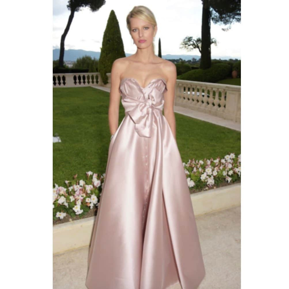 アレクシマビーユさんのインスタグラム写真 - (アレクシマビーユInstagram)「Throw back @karolinakurkova wearing my dress @amfar @hotelducapedenroc @cannes_filmfestival #alexismabille #pinkdress #karolinakurkova #edenroc #amfar #festivaldecannes #garden #withaview #beauty #elegance #thankskarolina #pastelcolor #shadesofpink」6月20日 23時05分 - alexismabille