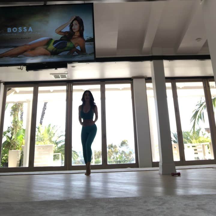デニス・ミラーニのインスタグラム：「My kinda cardio 💃🏽💃🏽💃🏽」
