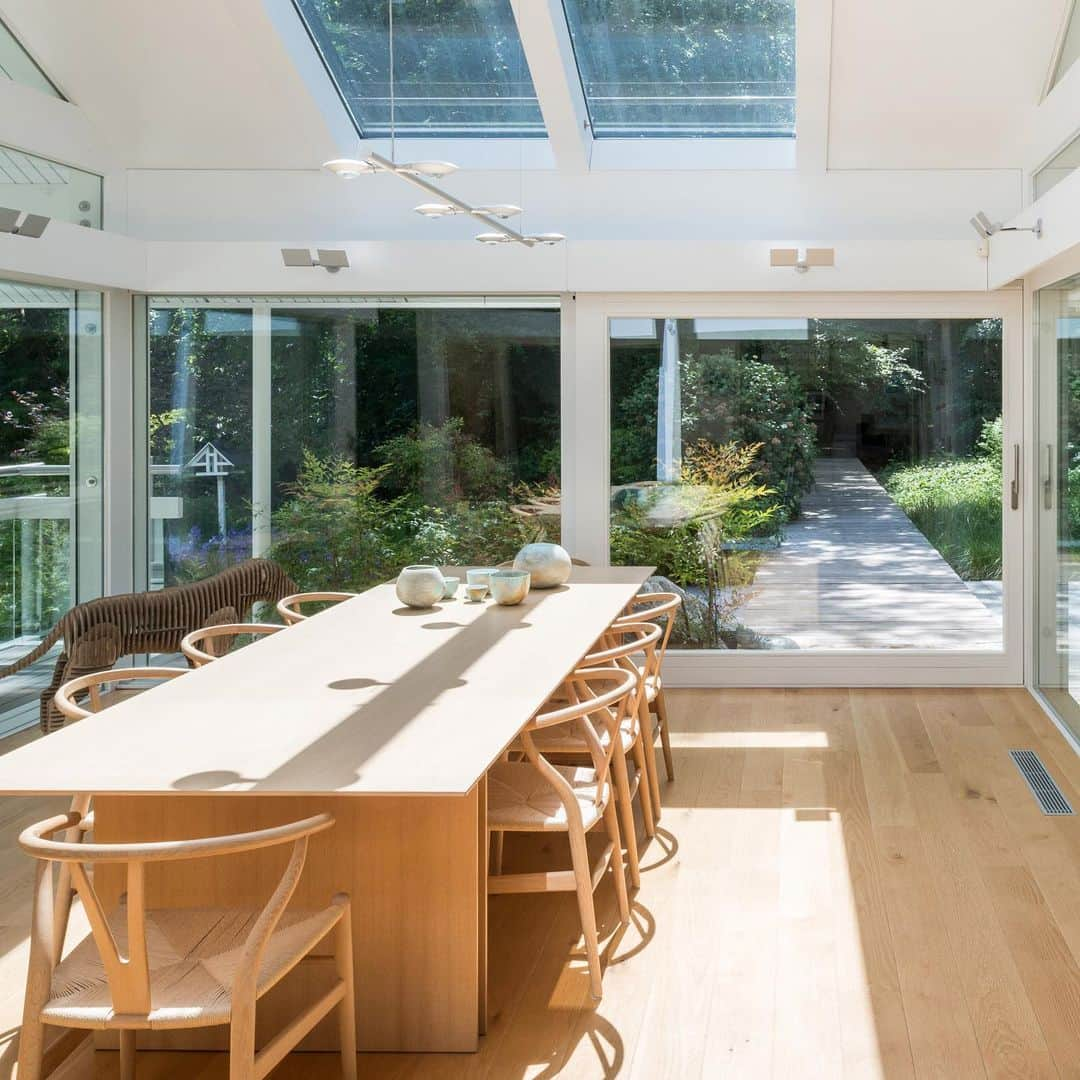 The Modern Houseさんのインスタグラム写真 - (The Modern HouseInstagram)「#forsale Harewood: an outstanding Huf Haus set among three acres of landscaped gardens and woodland. Head to the link in our bio to view the sales particulars.」6月20日 23時13分 - themodernhouse