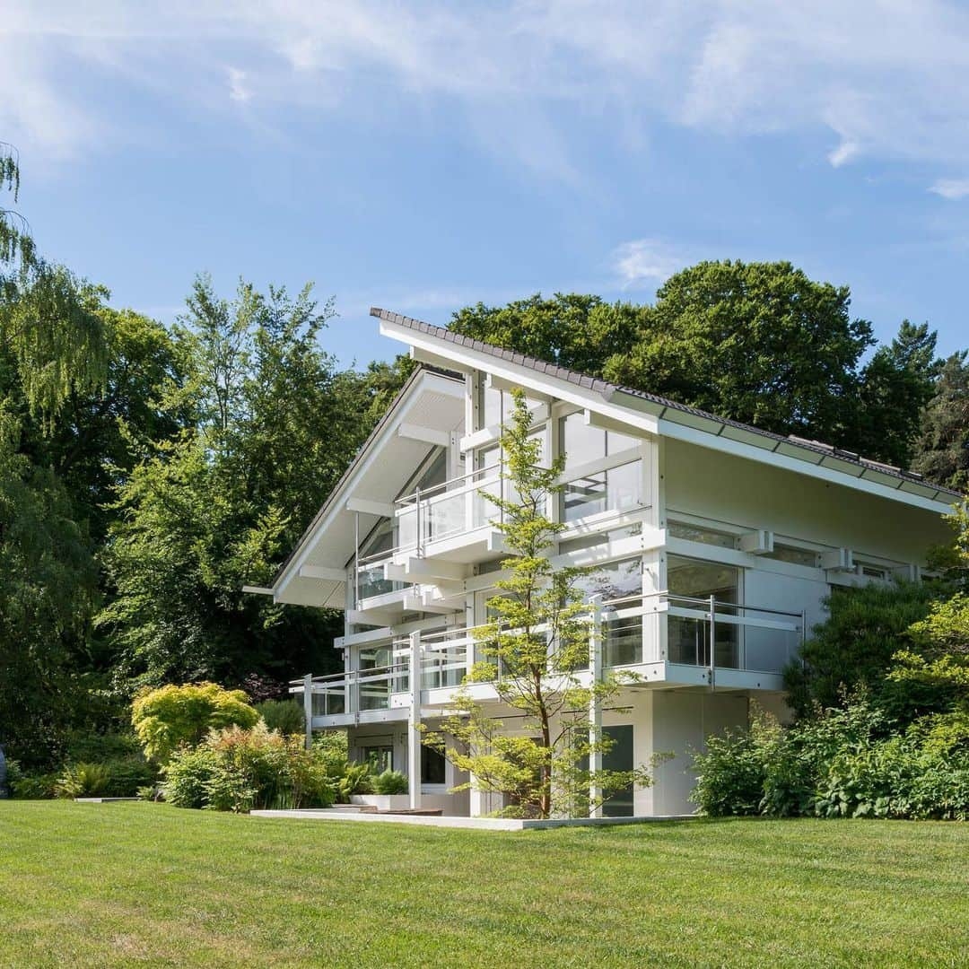 The Modern Houseさんのインスタグラム写真 - (The Modern HouseInstagram)「#forsale Harewood: an outstanding Huf Haus set among three acres of landscaped gardens and woodland. Head to the link in our bio to view the sales particulars.」6月20日 23時13分 - themodernhouse