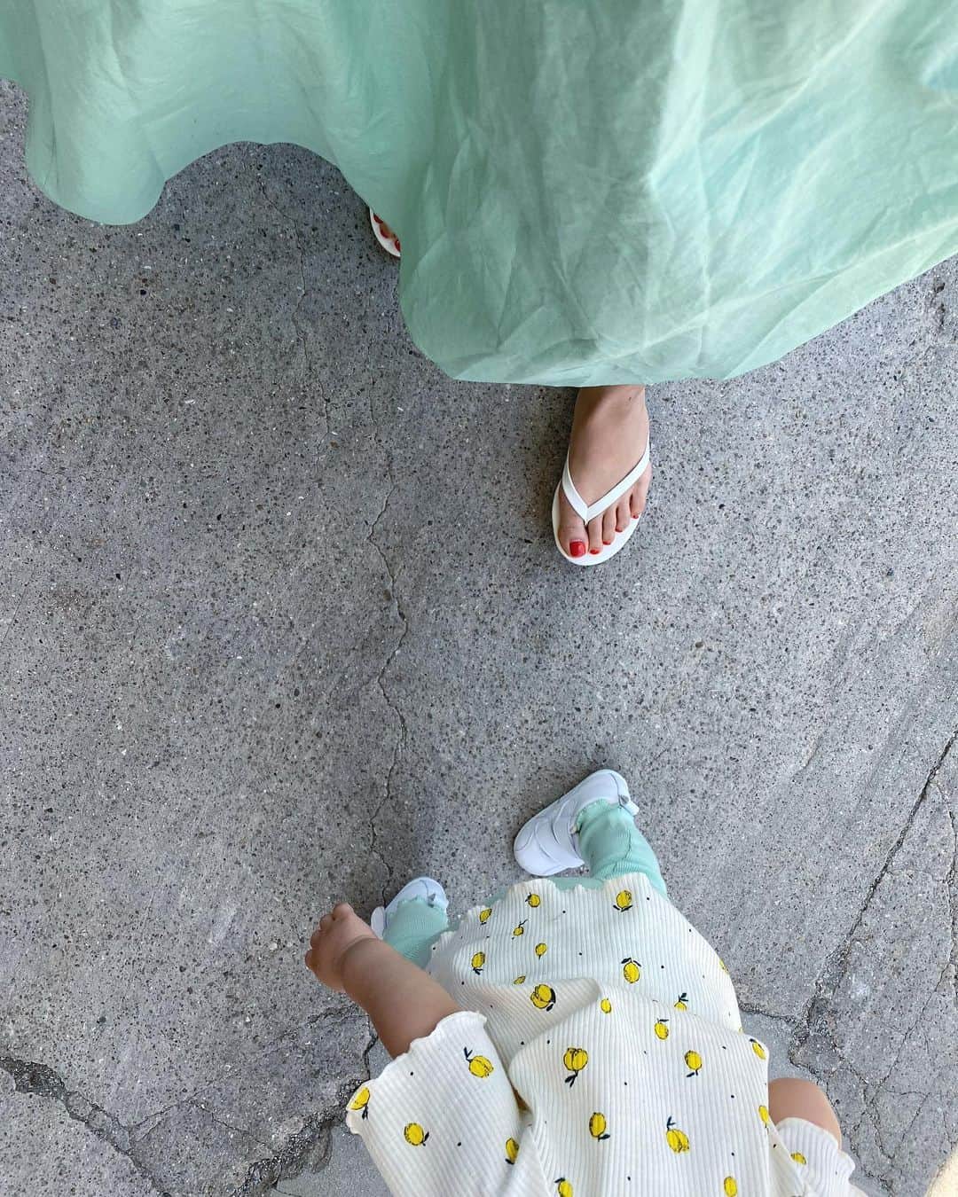 Keikooooooのインスタグラム：「#リンクコーデ　👶🏻👱🏻‍♀️💚🍋 このワンピース着てたら、 パパが、たまたま、このスパッツ履かせてくれて 偶然リンクしたコーデ☺️ この日は、色んな方に、“お揃いですね” って言って頂けて嬉しかった😌🌿 . 👱🏻‍♀️👗　@blanc_official.jp 👶🏻👖👚 @zarakids」