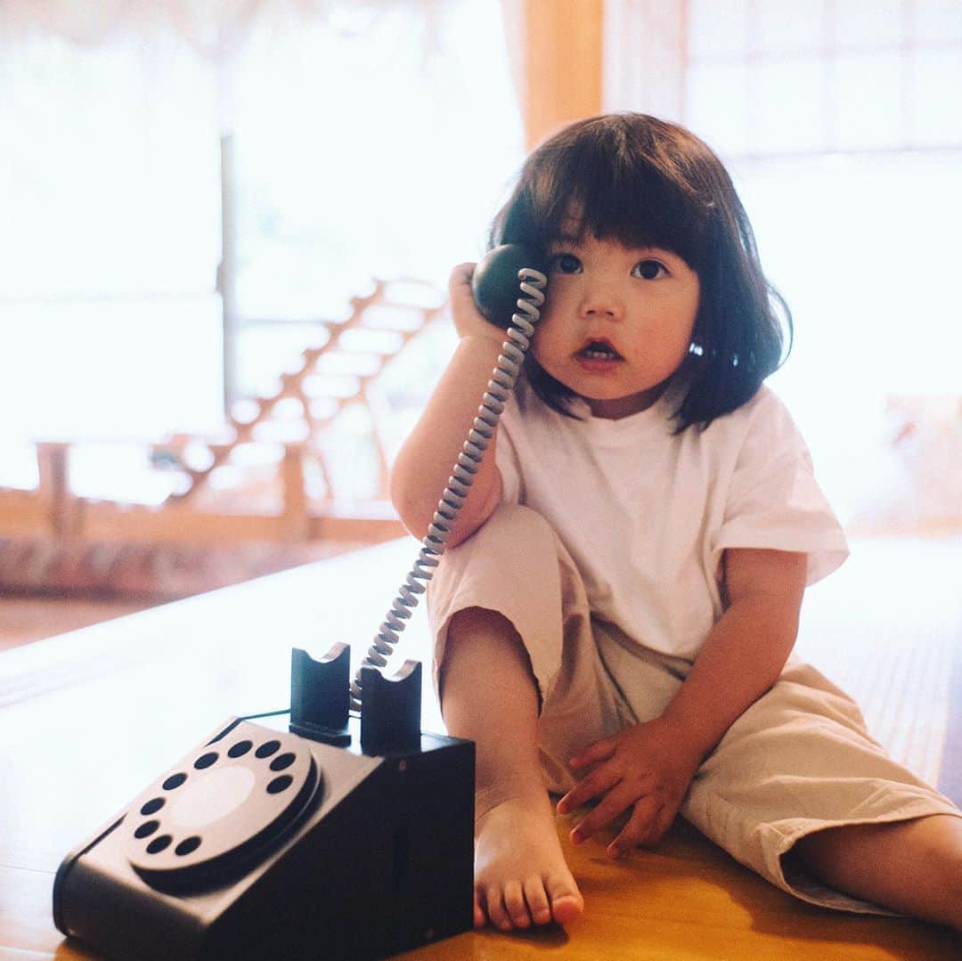 Naokoさんのインスタグラム写真 - (NaokoInstagram)「Japanese traditional telephone “kurodenwa” toy by @kikoandgg_jp ❤️ * とっても可愛い黒電話のおもちゃをいただいたので記念に😊  黄色とピンクのラブリーなものもあるよ！ 可愛いし飾りたかったからインテリアに馴染む 黒をチョイスしました😎  木のコインを入れて遊べるから電話大好きな娘もはまってます😉  他にも可愛いおもちゃがたくさんあるので 贈り物にも喜ばれること間違いなし！ ちなみに私もいくつか貰っていて長く使えるし本当におススメ😎」6月20日 23時30分 - chiaoking