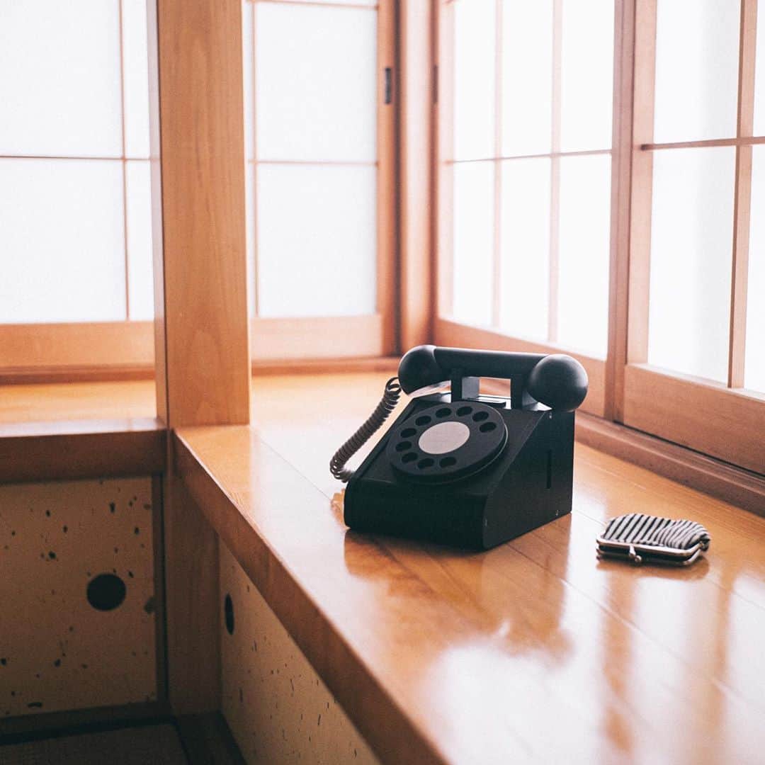 Naokoさんのインスタグラム写真 - (NaokoInstagram)「Japanese traditional telephone “kurodenwa” toy by @kikoandgg_jp ❤️ * とっても可愛い黒電話のおもちゃをいただいたので記念に😊  黄色とピンクのラブリーなものもあるよ！ 可愛いし飾りたかったからインテリアに馴染む 黒をチョイスしました😎  木のコインを入れて遊べるから電話大好きな娘もはまってます😉  他にも可愛いおもちゃがたくさんあるので 贈り物にも喜ばれること間違いなし！ ちなみに私もいくつか貰っていて長く使えるし本当におススメ😎」6月20日 23時30分 - chiaoking