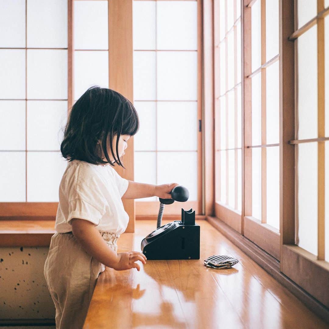 Naokoのインスタグラム：「Japanese traditional telephone “kurodenwa” toy by @kikoandgg_jp ❤️ * とっても可愛い黒電話のおもちゃをいただいたので記念に😊  黄色とピンクのラブリーなものもあるよ！ 可愛いし飾りたかったからインテリアに馴染む 黒をチョイスしました😎  木のコインを入れて遊べるから電話大好きな娘もはまってます😉  他にも可愛いおもちゃがたくさんあるので 贈り物にも喜ばれること間違いなし！ ちなみに私もいくつか貰っていて長く使えるし本当におススメ😎」