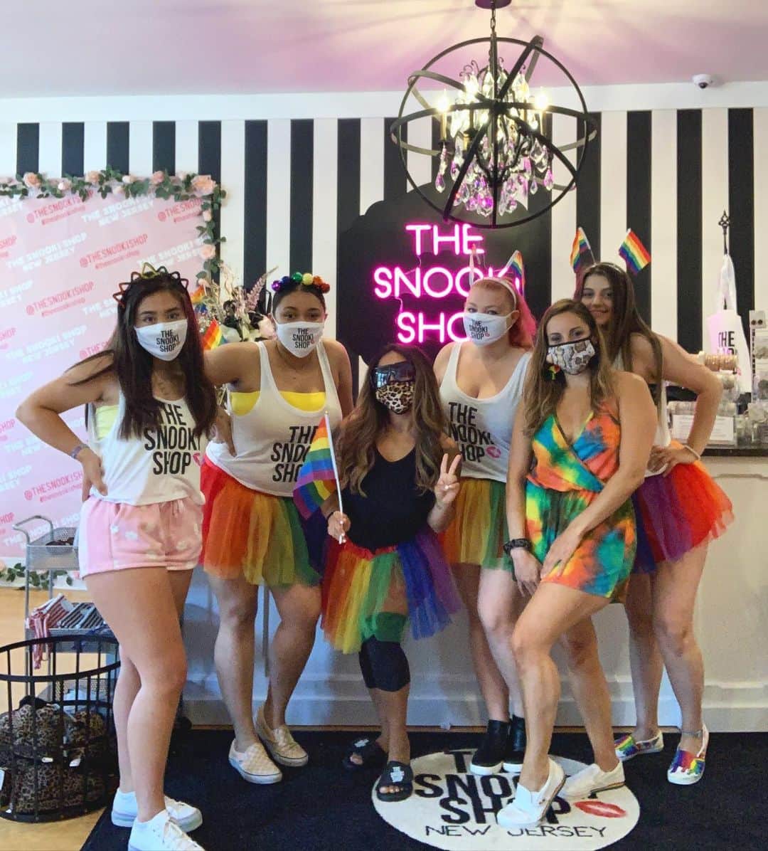 ニコール・ ポリッツィのインスタグラム：「ITS TIME 🔥🔥 Come in my shop this weekend to shop & a portion of our sales are being donated to @lgbtcenterlink 🌈💋 We got Champagne for your stay, you’re gonna like what you see 🖤 #thesnookishop @thesnookishop」