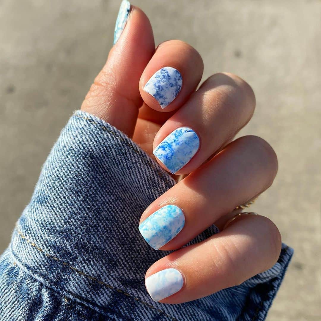 Soniaさんのインスタグラム写真 - (SoniaInstagram)「Acid wash⚡️ All you need is plastic wrap for this easy look. I used different shades of blue to create a denim gradient💧 #bgnnotoolsseries」6月20日 23時39分 - badgirlnails