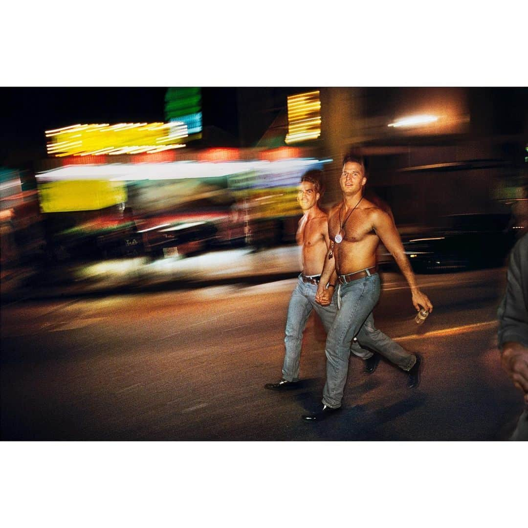 スティーブ・マカリーさんのインスタグラム写真 - (スティーブ・マカリーInstagram)「Two men walk down Sunset Boulevard during the gay pride parade, #LosAngeles, #California, 1991.  #SteveMcCurry #pridemonth」6月20日 23時39分 - stevemccurryofficial