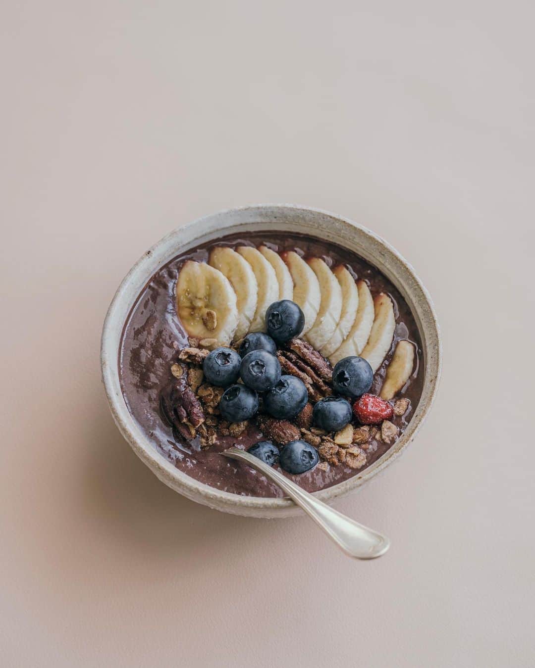 Nanaのインスタグラム：「acai bowl ココアグラノーラ焼いて 久しぶりのアサイーボウル」