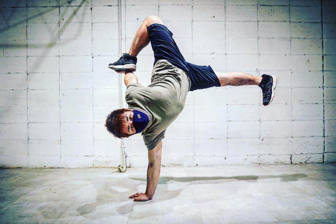 大野愛地のインスタグラム：「いつも僕自身お世話になりまくっている、G-Star RAW(@gstarraw_jp )さんの新作マスクを着用してみました🔥 ﻿ ﻿ 📷photo by @bboy_at4 & @takara_amn1106 ﻿ ﻿ ﻿ こんなにお洒落すぎるのに、日本では未発売らしいす…。﻿ ﻿ そこで❗️このマスクをGETするチャンスだ😗﻿ ﻿ ﻿ 【🎁プレゼントキャンペーン🎁】﻿ ①公式Instagram(@gstarraw_jp)/Twitter(gstarraw_japan)のアカウントをフォローする。﻿ ②「#ワンマイルRAWコーデ」「@gstarrawjapan」の２つのハッシュタグをつけて、尚且つG-Star RAW公式アカウントもタグ付けし、あなたの持っているG-Star RAWを着用した写真と一緒に投稿しよう！﻿ ﻿ 投稿して頂いた方の中から抽選でG-Star RAWオリジナルマスクをプレゼント！﻿ ﻿ ﻿ #ワンマイルRAWコーデ﻿ #gstarrawjapan」