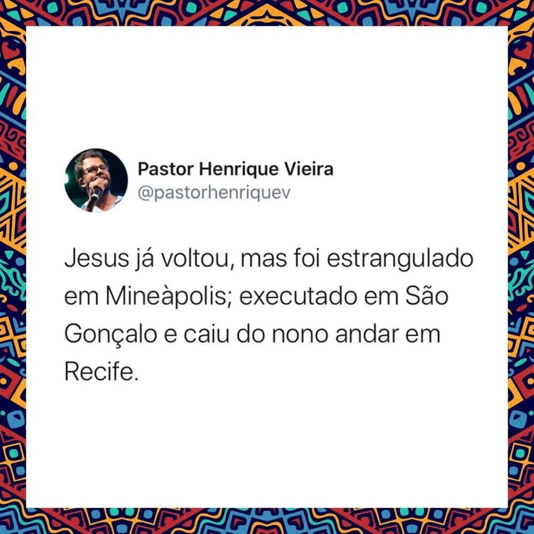 Bruno Gagliassoさんのインスタグラム写真 - (Bruno GagliassoInstagram)「(@pastorhenriquevieira) A maior tragédia da história institucional hegemônica do Cristianismo é a invenção de um Jesus que nada tem a ver com aquele relato na bíblia. A razão disso é que a origem da bíblia é popular, periférica e oprimida, mas  a sua interpretação tem sido feita a partir das lentes do poder, da riqueza e do privilégio. Mas o Jesus DOS Evangelhos sobreviveu a um genocídio praticado pelo Estado quando era menino, sobreviveu porque foi levado pelos seus pais para o Egito! Sim, uma família de refugiados. Sempre andou com os pobres e os oprimidos. Sempre teve seu corpo vigiado e perseguido. Como diz Frei Betto, Jesus não morreu quentinho numa cama de velhice nem de acidente, mas foi preso, torturado e executado. Portanto o corpo de Jesus está diretamente conectado com a experiência dos oprimidos ao longo da história. Não procure Jesus nos símbolos de poder, nas catedrais suntuosas ou nos púlpitos que destilam ódio. Procure Jesus na face da humanidade, especialmente daquelas e daqueles que sofrem por conta das injustiças. Jesus já voltou e tem voltado todos os dias. Contudo quase sempre matam Jesus em nome de Jesus. #VidasNegrasImportam #PastorHenriqueVieira」6月21日 0時00分 - brunogagliasso