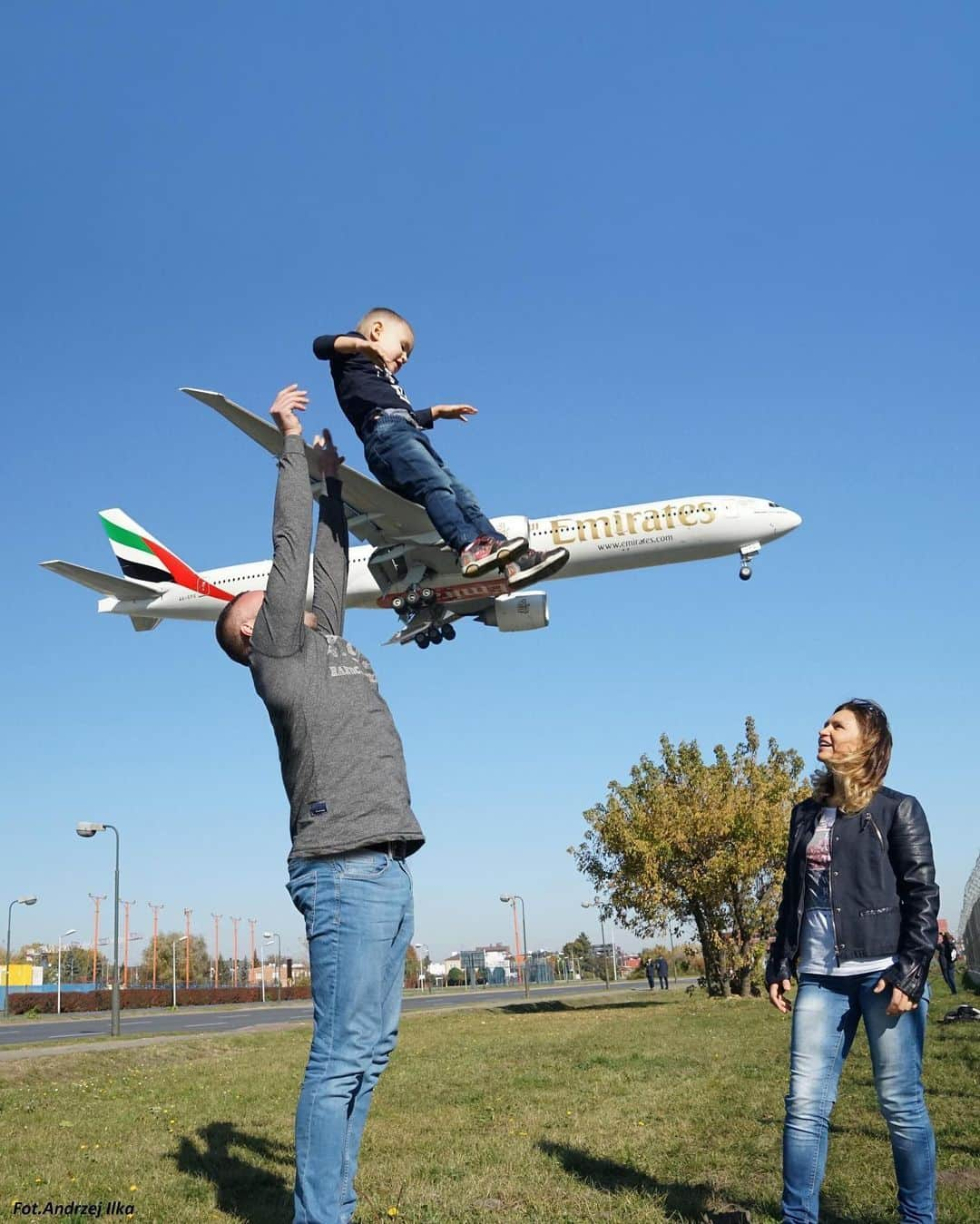 エミレーツ航空さんのインスタグラム写真 - (エミレーツ航空Instagram)「Happy Father’s Day to all dads! Thank you for giving us the wings to fly high.  Image credit: @ilkaandrzej」6月21日 0時00分 - emirates