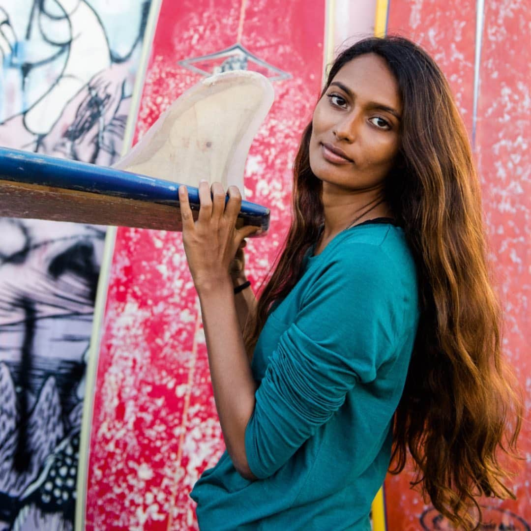 サヌークさんのインスタグラム写真 - (サヌークInstagram)「Ladies in the lineup is nothing new, yet surfing is usually told through a male perspective. Women have long been nurturing their own water stories and claiming their rightful place in the world of this sport and now our very own ambassador, @theseakin has put pen to paper to document the stories of 25 women who are engaged in expanding the art of surfing today in her new book, She Surf. “As girls are given the opportunity and support to engage with sport, and as accessibility to boards and beaches increases, we will make up for lost decades in getting back to surfing’s legacy of inclusivity.” – @theseakin  Today on #InternationalSurfingDay, we celebrate the diverse, vibrant, and engaged community of wave riding around the globe. 🏄🌎 #ISD #Sanuk #SmilePassItOn」6月21日 0時04分 - sanuk