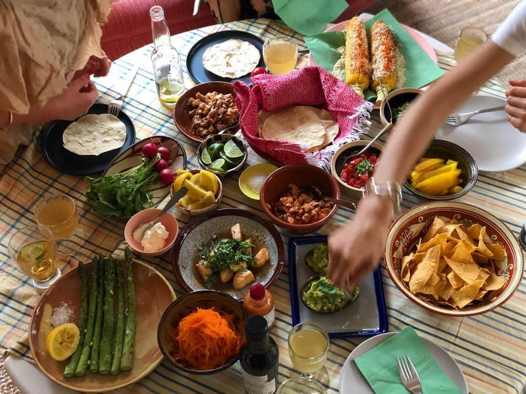 長尾悦美さんのインスタグラム写真 - (長尾悦美Instagram)「今日は我が家で🌮party。  友達とのこの時間、久しぶりすぎて嬉しいわ〜☺︎ 美味しかった♡  #homeparty #tacos  #窓は全室全開でね」6月21日 0時09分 - yoshiminagao