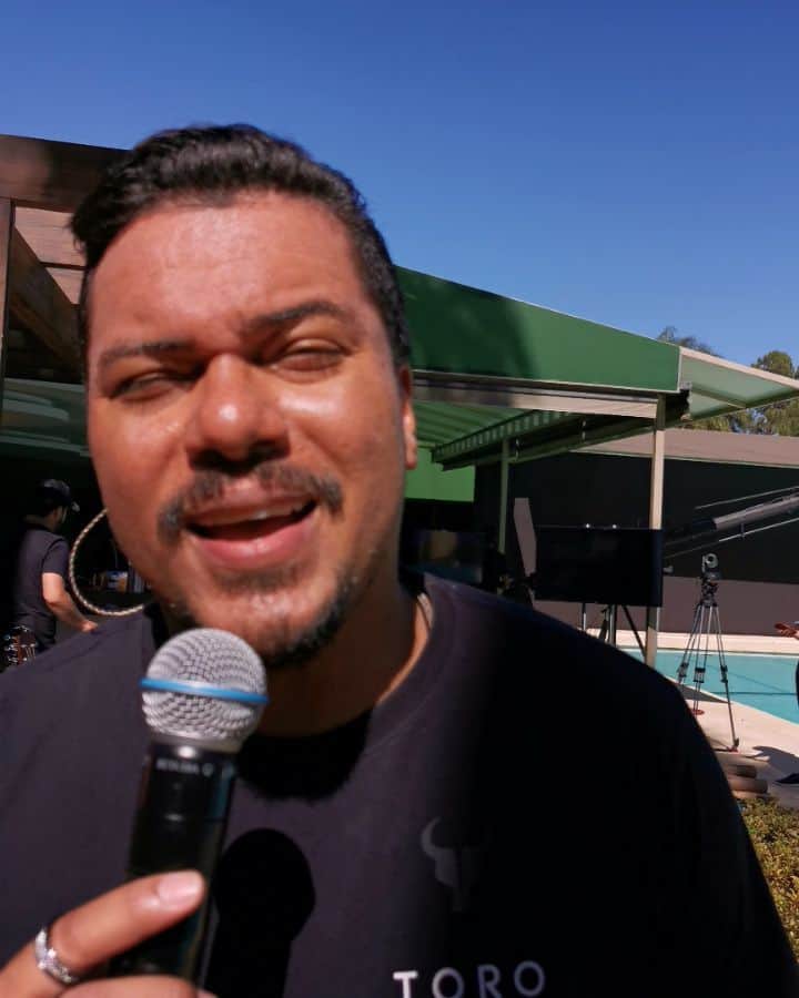Sorriso Marotoのインスタグラム：「É daqui a pouco! 😀 A partir das 13h tem #ChurrascoBrahmaLive com a gente, @edsonehudson, @fred, @helopalacio, muita música, carne e @brahmacerveja gelada! Já corre lá pro canal do @edsonehudson no Youtube! (Link na Bio)」