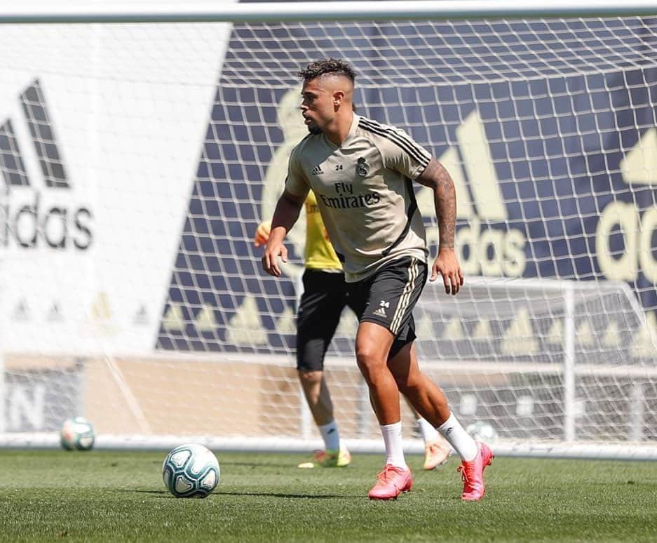 マリアーノ・ディアス・メヒアのインスタグラム：「De vuelta! 🤲🏽⚽️」