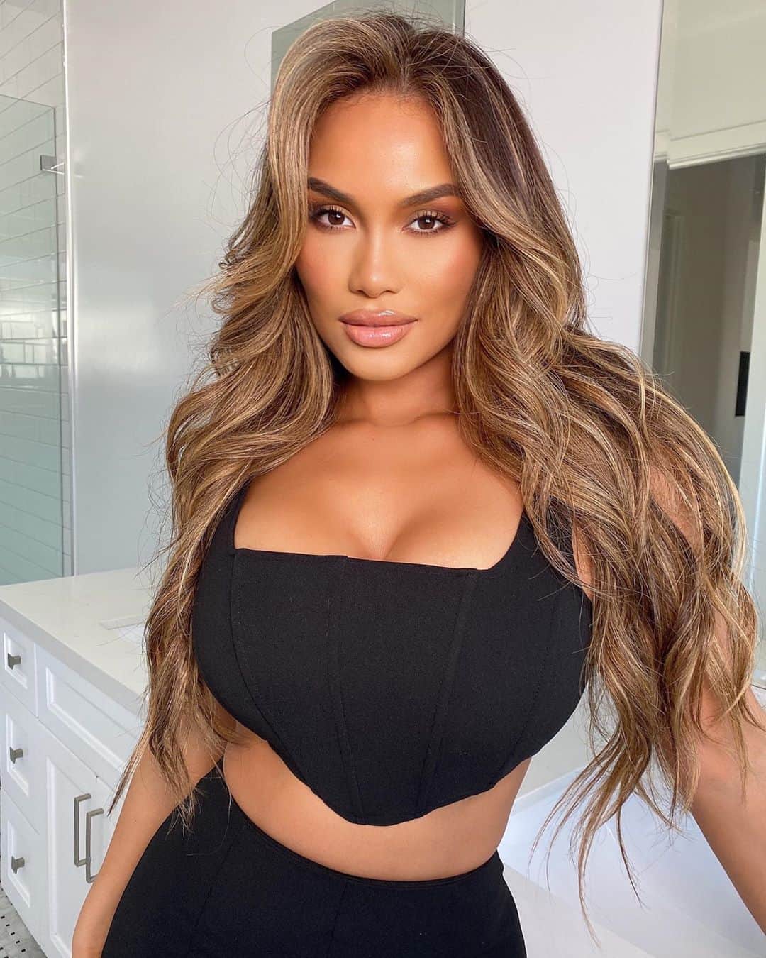 ダフネ・ジョイのインスタグラム：「Glam link up with my girls 💕 @jey_ventura • @rubydubystudio !  Lashes by @lashes_de_anna  Makeup @fentybeauty @doseofcolors @giorgioarmani  @maccosmetics」