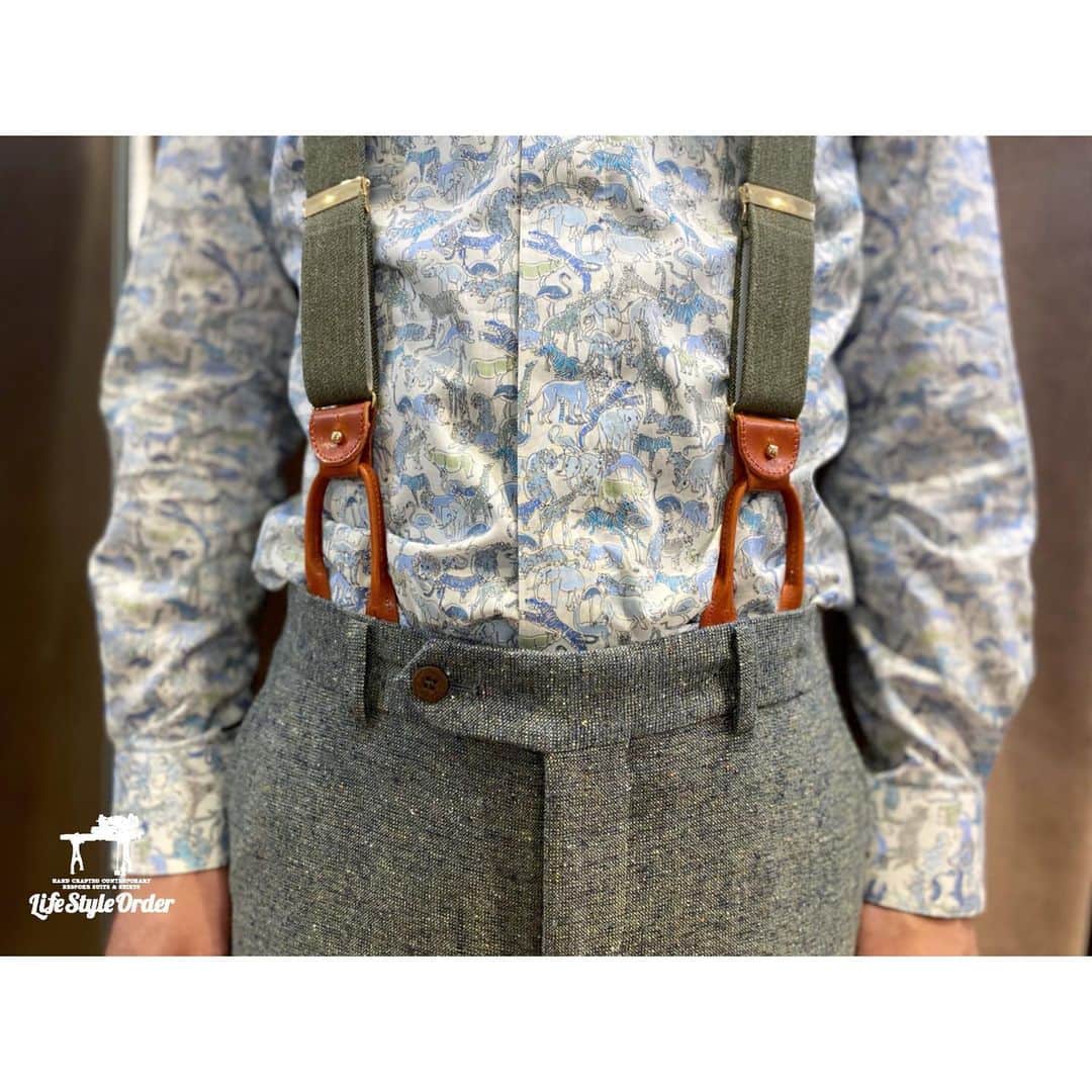 life_style_orderさんのインスタグラム写真 - (life_style_orderInstagram)「< summer × tweed >﻿ ﻿ 春夏も着られるサマーツイード素材を使った、ノーカラースリーピース。﻿ ﻿ リバティ柄のシャツとlifestyleorder別注サスペンダー。﻿ ﻿ 可愛く仕上がりました👼🏻👼🏻👼🏻﻿ ﻿ -----------------------------------------﻿ 6/1より通常営業再開🙆‍♂️﻿ 11:00-19:00 木曜定休日﻿ 完全予約制﻿ ※HPのコンタクトフォームよりお願いします﻿ -----------------------------------------﻿ ﻿ #lifestyleorder #ライフスタイルオーダー #プレ花嫁 #新郎 #ウェディングスーツ #2020秋婚 #2020冬婚 #サスペンダー # 蝶ネクタイ #ノーカラースーツ #リバティプリント」6月21日 0時37分 - life_style_order