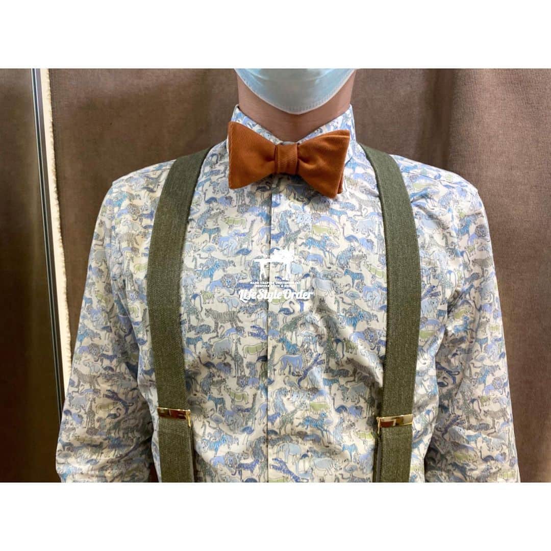 life_style_orderさんのインスタグラム写真 - (life_style_orderInstagram)「< summer × tweed >﻿ ﻿ 春夏も着られるサマーツイード素材を使った、ノーカラースリーピース。﻿ ﻿ リバティ柄のシャツとlifestyleorder別注サスペンダー。﻿ ﻿ 可愛く仕上がりました👼🏻👼🏻👼🏻﻿ ﻿ -----------------------------------------﻿ 6/1より通常営業再開🙆‍♂️﻿ 11:00-19:00 木曜定休日﻿ 完全予約制﻿ ※HPのコンタクトフォームよりお願いします﻿ -----------------------------------------﻿ ﻿ #lifestyleorder #ライフスタイルオーダー #プレ花嫁 #新郎 #ウェディングスーツ #2020秋婚 #2020冬婚 #サスペンダー # 蝶ネクタイ #ノーカラースーツ #リバティプリント」6月21日 0時37分 - life_style_order
