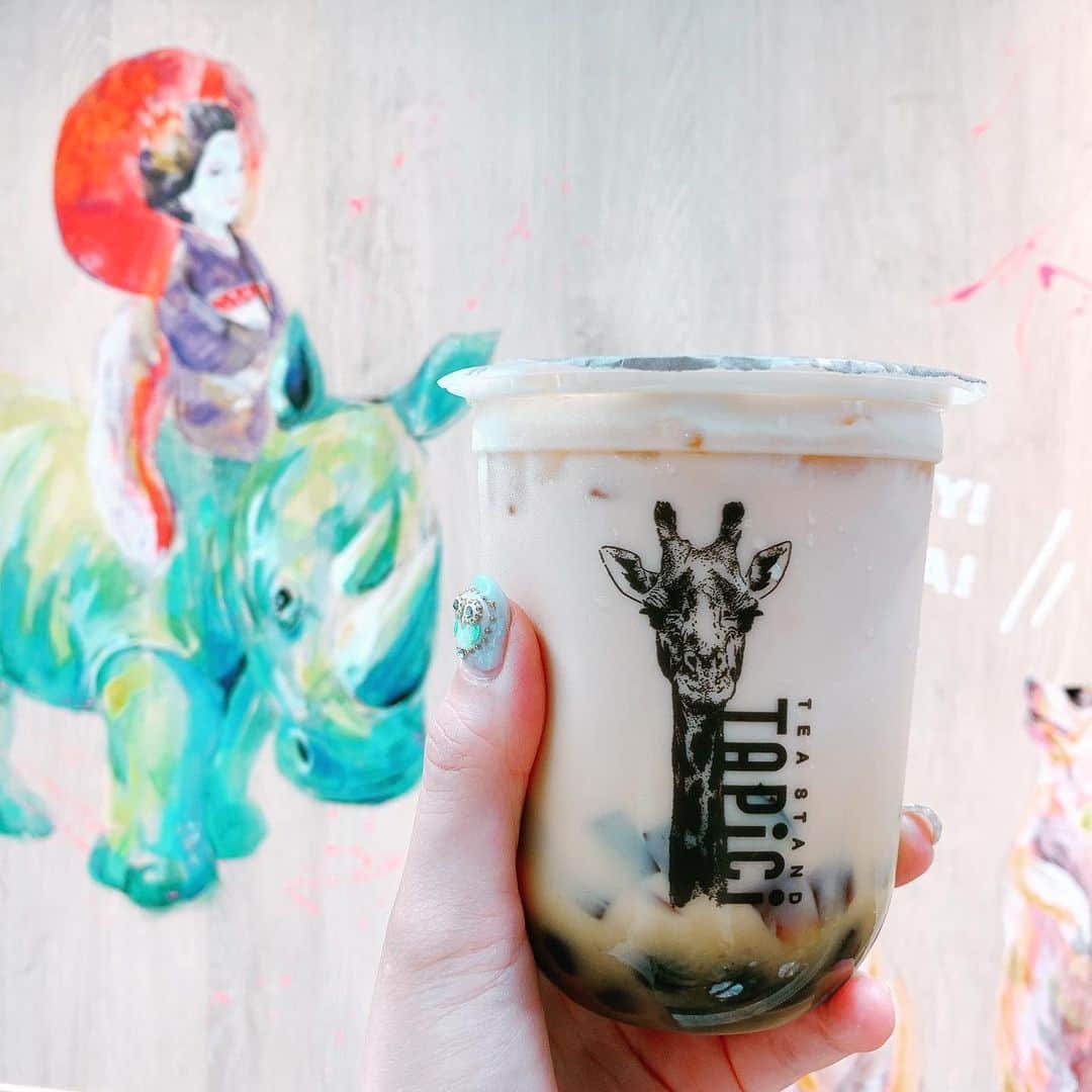 のインスタグラム：「今日Openしたばかりの @tapici_teastand 新京極店で#タピ活 (*^^*)🥤﻿ ﻿ モチモチの生タピオカに1番人気の#アッサムジラフティー　はタピオカにアッサムゼリーも入って新食感だったり、黒糖タピオカや苺🍓ミルクもとっても美味しかった💕﻿ ﻿ 一際目立つPopなお店の横には#大文字山 ⛰や京都ならではの心躍る#ウォールアート が👏　@ai_o_11 ﻿ ﻿ 舞妓さん👘がサイ🦏に乗ってる絵が1番お気に入り♡﻿ ﻿ タピオカ大好きな子供達にほとんど飲まれちゃったからまたリベンジに行かないと😝﻿ ﻿  #ks_20✨#ks_kyoto✨ #京都　#河原町　#新京極　#京都グルメ　#京都カフェ　#河原町カフェ　#京都タピオカ　#タピオカ部　#カフェ巡り　#タピオカミルクティー  #タピオカ巡り #タピオカグラム　#タピオカ好き #河原町タピオカ　#タピチ　#tapici #タピチティースタンド　#京都好きな人と繋がりたい」