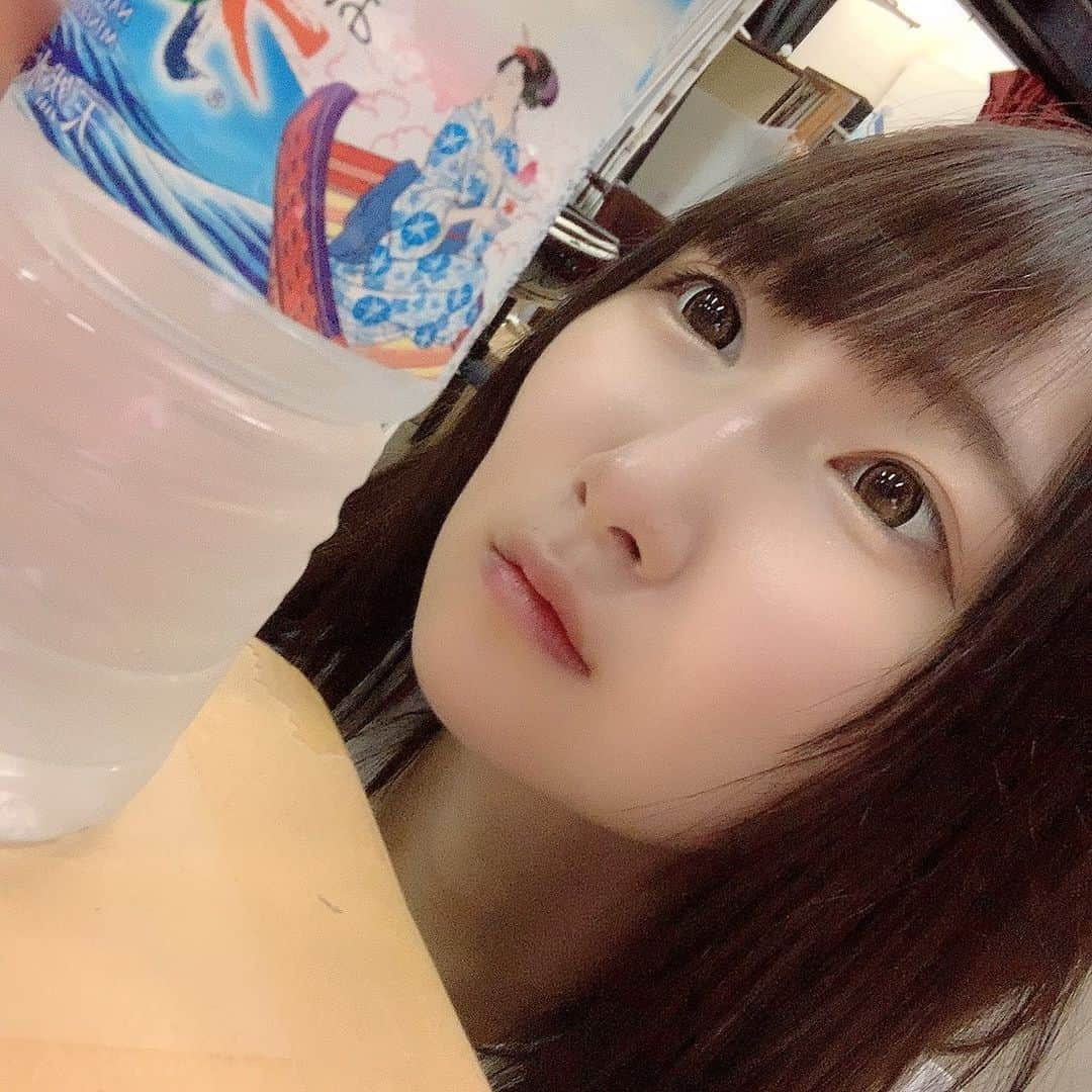 夢乃美咲のインスタグラム：「． 天然水のラベルが夏になっていた ． #AV女優 #アイドル #1日1ゆめの #ミスid2021」