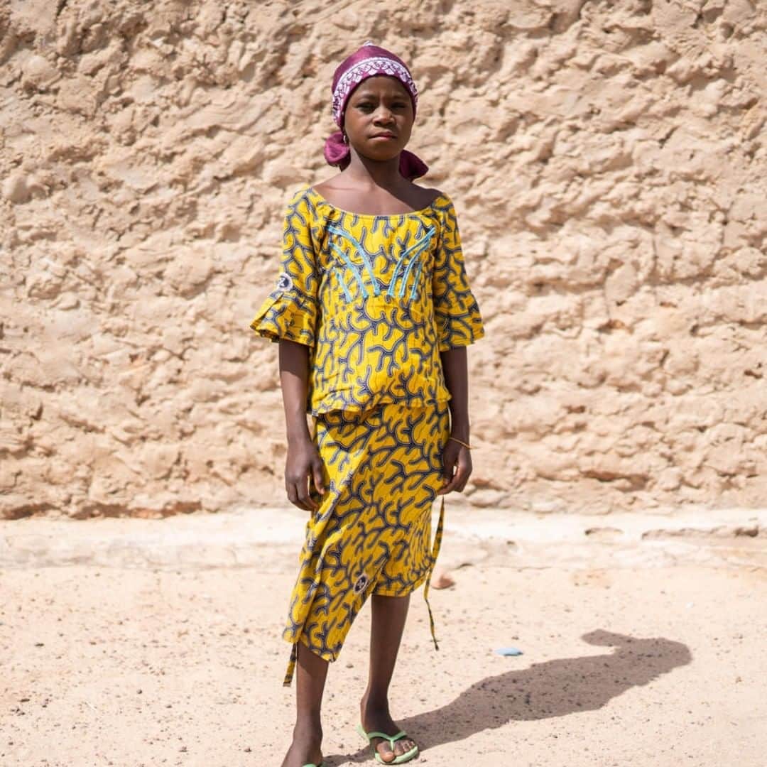 unicefさんのインスタグラム写真 - (unicefInstagram)「“One day, bandits came to my village in Nigeria. They killed my neighbour in front of my eyes. They told me that if I cried, they would kill me, too.” Adia, 9, is one of the more than 60,000 refugees who fled Nigeria for Niger to escape an upsurge of violence in 2019.  Though she has faced something unimaginable for one so young, she has found kindness in her host community in Niger. “They gave us a place to live. Now, I have new good friends in the village.” #RefugeeDay © UNICEF/UNI337871/Haro」6月21日 0時45分 - unicef