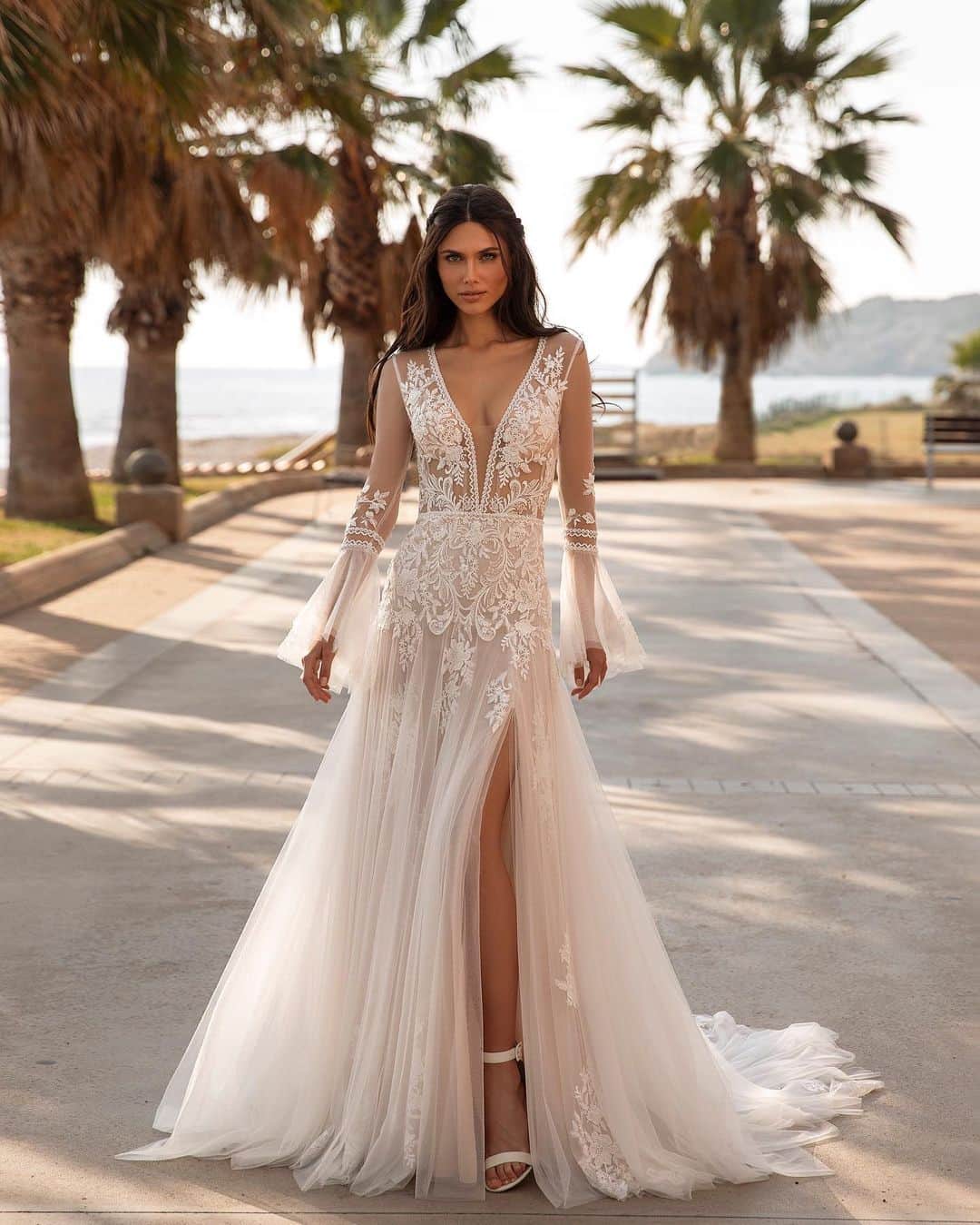 Pronoviasさんのインスタグラム写真 - (PronoviasInstagram)「Glide through your wedding day in this whimsical wedding dress fashioned from lace and tulle. It’s Tyson from the Hollywood Glamour Cruise Collection. Tag a friend who will love it!」6月21日 6時22分 - pronovias