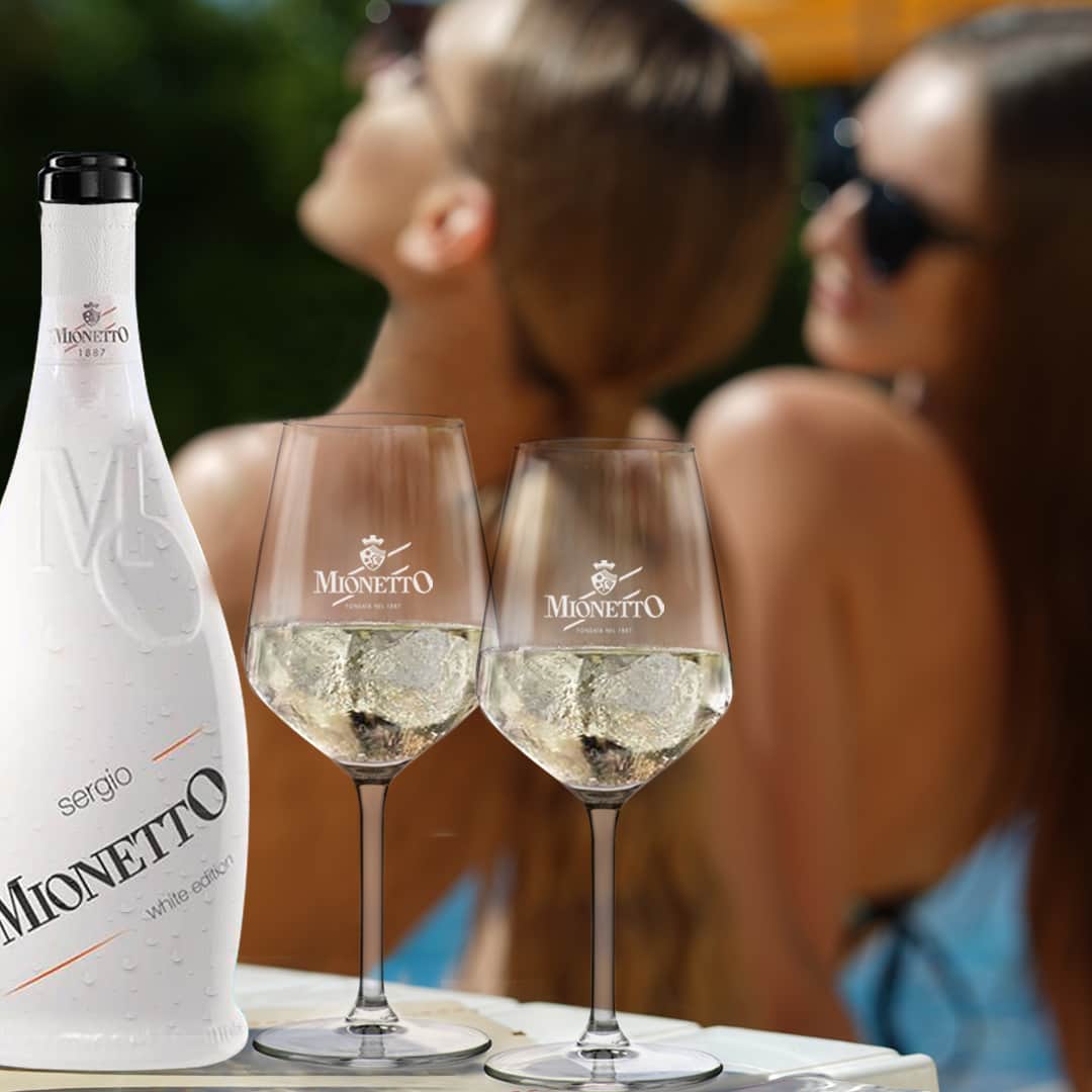 Mionetto Proseccoのインスタグラム：「Siete pronti per l’estate? Sole, relax e MO White!☀💦🥂⁣ #mionettoprosecco #mionettoinsieme #primogiornodestate #estate2020⁣ ⁣ Bevi Mionetto responsabilmente」
