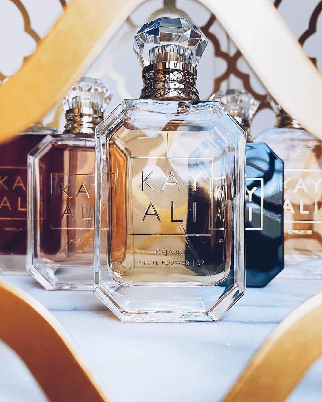 sananasのインスタグラム：「KAYALI 💎 Ces parfums sont incroyables ... Ils font partie de mes préférés, notamment la Vanilla|28 et le Musk|12 😍La particularité de cette marque c’est que vous pouvez les mélanger entre eux ou à d’autres parfums afin de le personnaliser et d’avoir quelque chose d’unique ! @Kayali est une marque qui a été créée par @MonaKattan que vous connaissez certainement car c’est aussi la soeur de Huda Kattan (Huda beauty) 😉Mona est une femme que j’apprécie beaucoup et avec qui j’aime beaucoup discuter, c’est une vraie gentille elle ne fait pas semblant 😉et elle fait du très bon travail. D’ailleurs le chiffre que vous voyez sur chaque bouteille c’est le nombre de fois où Mona a décidé de retravailler le parfum afin d’obtenir la version parfaite 👍🏻Et puis cette bouteille s’il vous plaît 😍 En bref, un coup de cœur depuis 2018 💚 Et vous ? Quel a été votre dernier gros coup de cœur parfum ? Vous connaissez cette marque ? Dites-moi tout ☺️ PS : je suis grave fière de ma photo d’artiste 😂#photodartiste ça faisait longtemps !  #Kayali #Perfumes #Parfum」