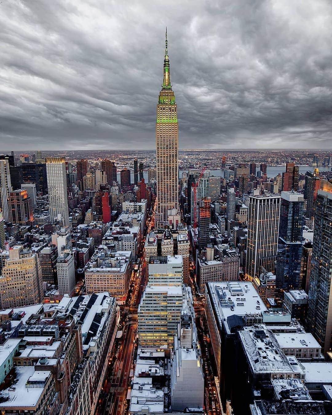 Empire State Buildingさんのインスタグラム写真 - (Empire State BuildingInstagram)「Can you guess which film featured a character whose dad worked at the #EmpireStateBuilding? ⠀⠀⠀⠀⠀⠀⠀⠀⠀ Here’s a hint—he was fond of the color green 💚 Comment below if you know! ⠀⠀⠀⠀⠀⠀⠀⠀⠀ 📷: @mattpugs」6月21日 0時55分 - empirestatebldg