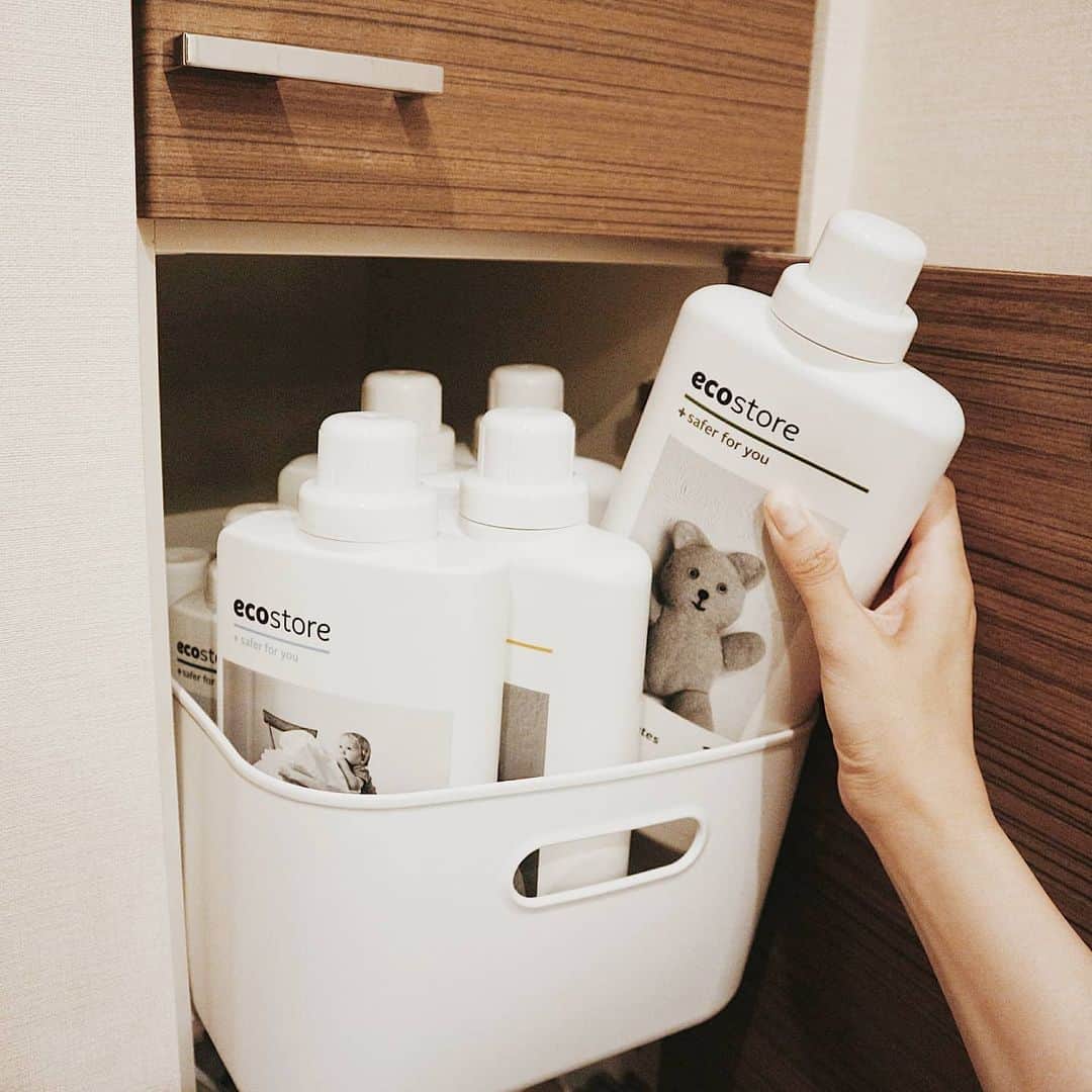 佐川愛果さんのインスタグラム写真 - (佐川愛果Instagram)「我が家の洗濯機が新しくなった✨のはいいけども、収納スペースがめちゃくちゃ狭くなりました(笑)最新の洗濯機は大きいのね！w  かれこれ２年近く使っている @ecostore.jp の洗濯用洗剤と柔軟剤。1Lのサイズなんだけど、洗濯機横の収納にちょうどよくハマってくれた👏 いつみてもシンプルで可愛いパッケージだなぁ🌿 べびのも大人のも一緒に入れて、この三種類を使いまくってる✌  #洗濯用洗剤 #柔軟剤 #お気に入りの柔軟剤 #ランドリールーム #ランドリールーム収納 #エコストア #ecostore #saferforyou #laundryroom #インテリア #コスメキッチン #organic」6月21日 0時58分 - aika728sagawa