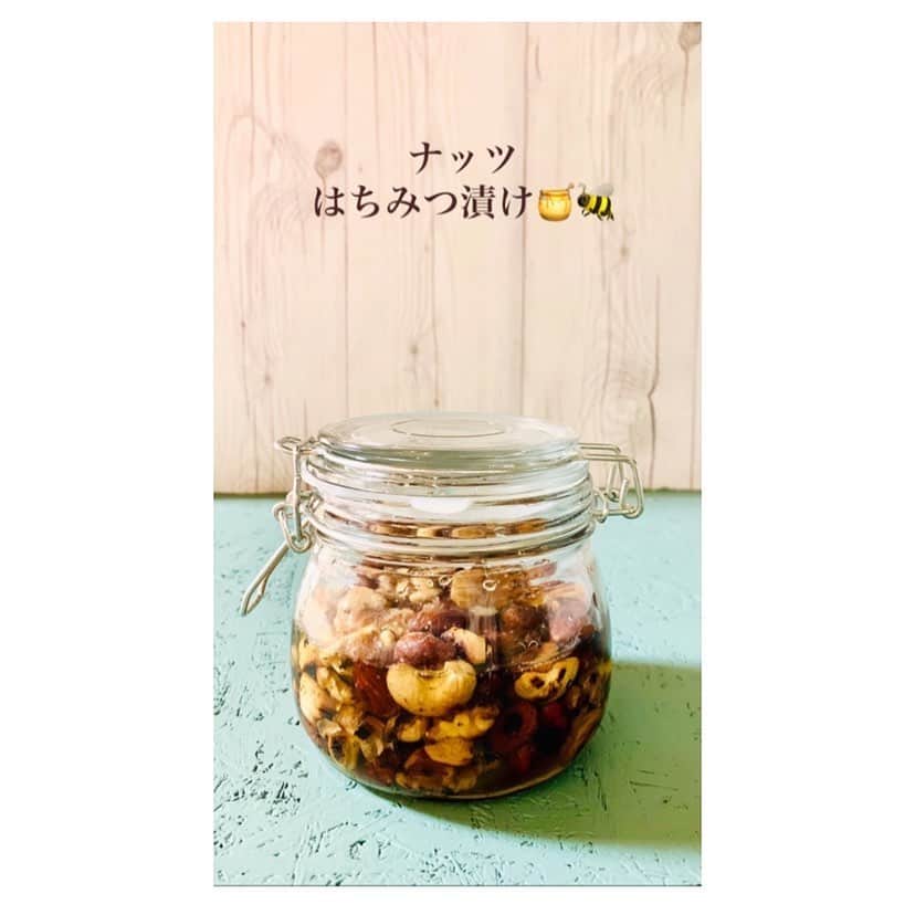 小林由佳のインスタグラム：「▷ナッツのはちみつ漬け🍯🐝  ・はちみつ ・アーモンド ・カシューナッツ ・くるみ  ①瓶を煮沸する ②ナッツをフライパンで炒る ③瓶にナッツを入れ、はちみつを投入 ④そのまま数日漬ける ⑤完成!🙌🏻𓀂  #YKitchen👩🏻‍🍳 #NUTSwithHONEY #メモ」