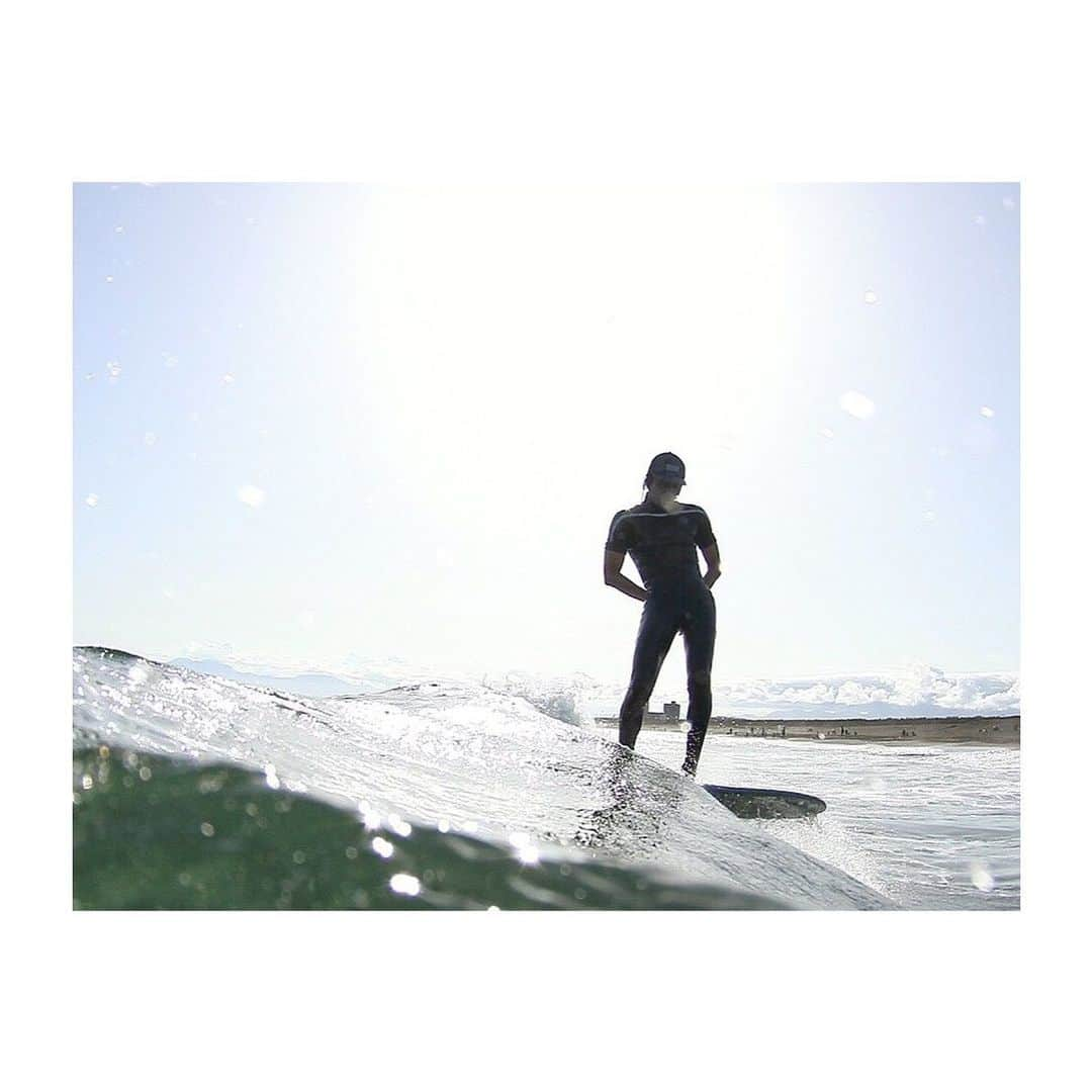 幸太さんのインスタグラム写真 - (幸太Instagram)「#internationalsurfingday ﻿ ﻿ そんな素敵な日だとは知らず﻿ ﻿ ﻿ 今日もたまたま仲間家族が遊びに来たから、﻿ ﻿ ﻿ 波はサーフィンやるような波では﻿ 無かったけど入水したり🏄‍♂️﻿ ﻿ ﻿ 上がって浜辺で子供たちと﻿ ワイワイギャーギャーしたり…🏖﻿ ﻿ ﻿ サーフィンはスポーツだけど、﻿ そこに行くまでの時間、﻿ 上がってからの時間、﻿ ﻿ ﻿ 俺にとっては板の上に乗る事だけでは無く、﻿ 全てひっくるめてサーフィンなのかも知れない﻿ ﻿ ﻿ そんなサーフィンを今日も出来た事に感謝だね🙏﻿ ﻿ ﻿ ﻿ #surf #relax #enjoy #happysurf #model #beachtree ﻿ ﻿ ﻿ ﻿ ﻿」6月21日 1時26分 - kotawave