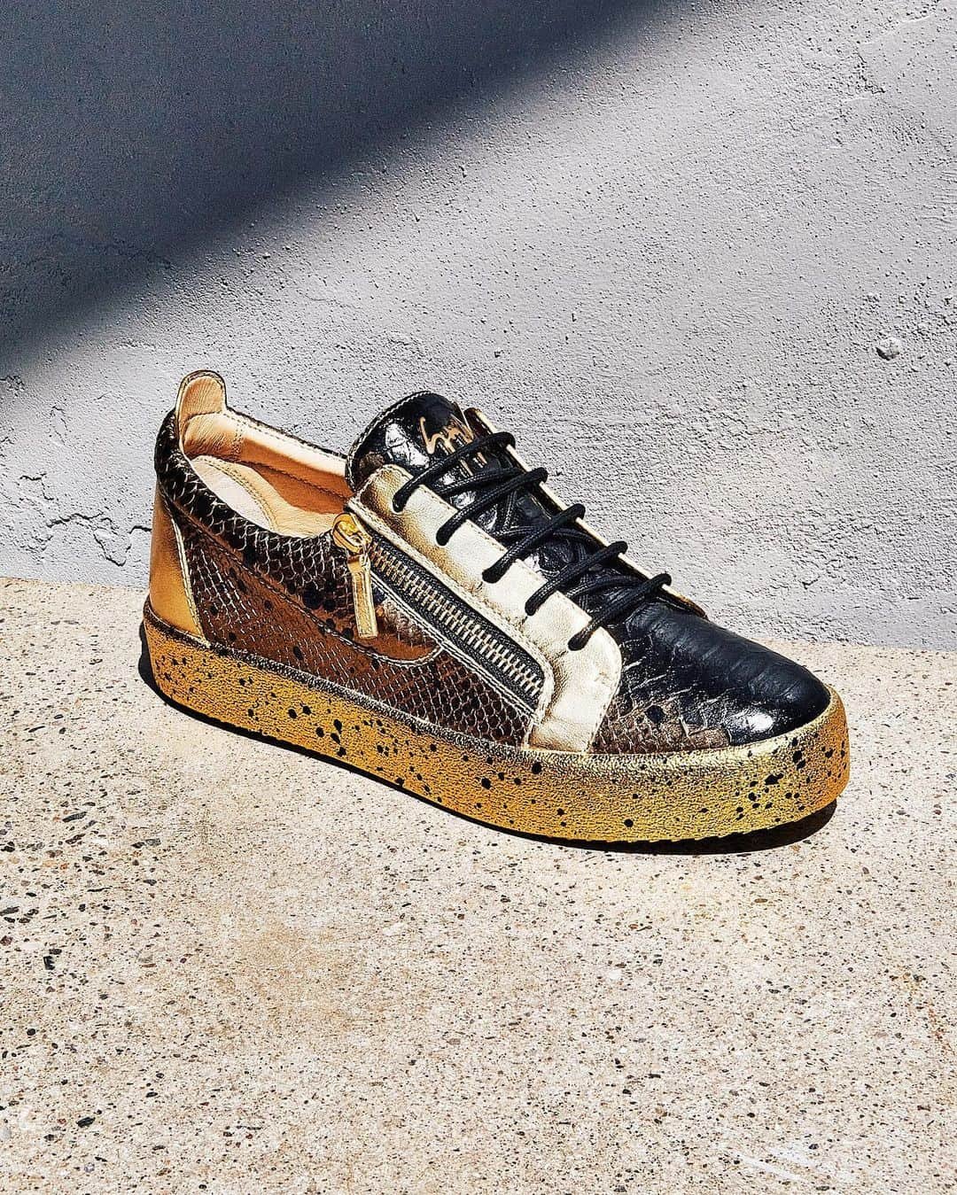 Giuseppe Zanotti Designさんのインスタグラム写真 - (Giuseppe Zanotti DesignInstagram)「Golden boy. The FRANKIE, for him. #GiuseppeZanotti #GZSS20」6月21日 1時24分 - giuseppezanotti