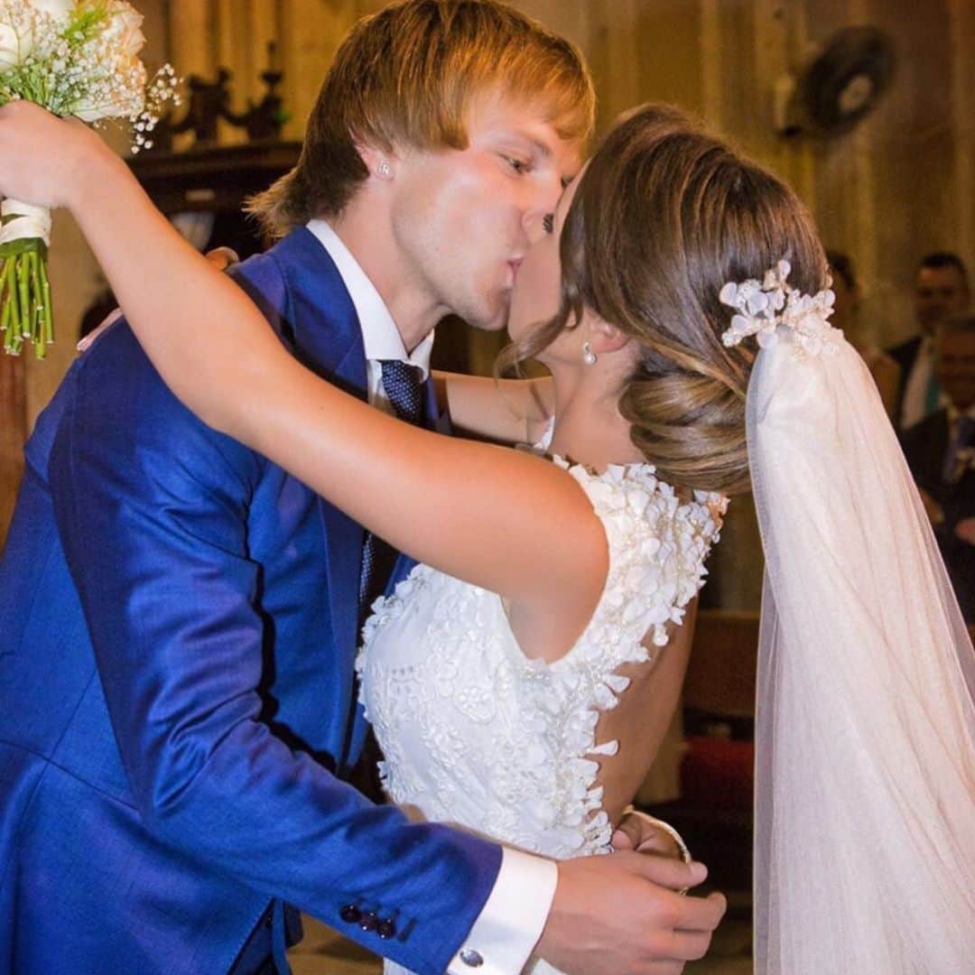 イヴァン・ラキティッチのインスタグラム：「Juntos hemos superado las pruebas más difíciles y eso nos ha fortalecido, son 5 años de feliz matrimonio y quiero que sean muchos más.! Feliz aniversario mi amor, te amo 😍💒💍 @raquel_mauri #siquiero #teamo #5años」