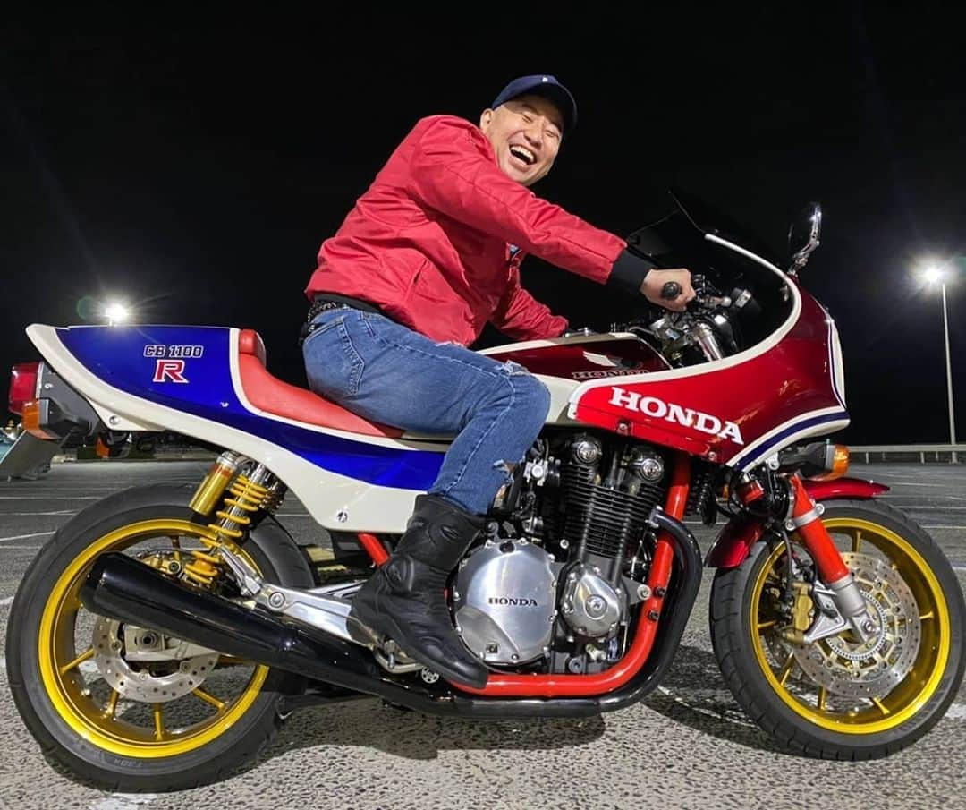 レイザーラモンRGさんのインスタグラム写真 - (レイザーラモンRGInstagram)「土曜の夜、青春してきました。ただバイクで集まってダラダラ喋ってお互い動画や写真撮りあって…最後は''流れ解散''で…。 #CB1100R #cb1100typeR #CB750K #CB750 #W800 #crf250m」6月21日 1時28分 - rgrazorramon