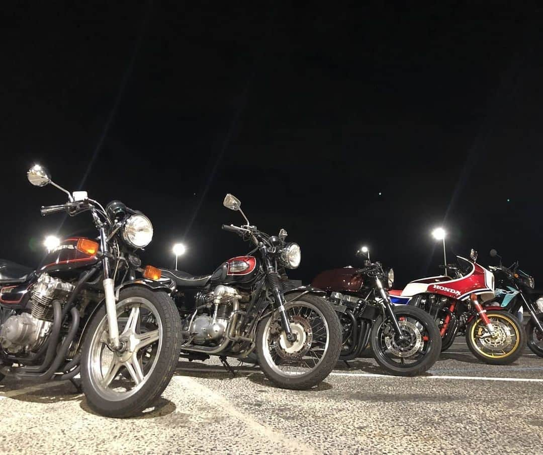 レイザーラモンRGさんのインスタグラム写真 - (レイザーラモンRGInstagram)「土曜の夜、青春してきました。ただバイクで集まってダラダラ喋ってお互い動画や写真撮りあって…最後は''流れ解散''で…。 #CB1100R #cb1100typeR #CB750K #CB750 #W800 #crf250m」6月21日 1時28分 - rgrazorramon