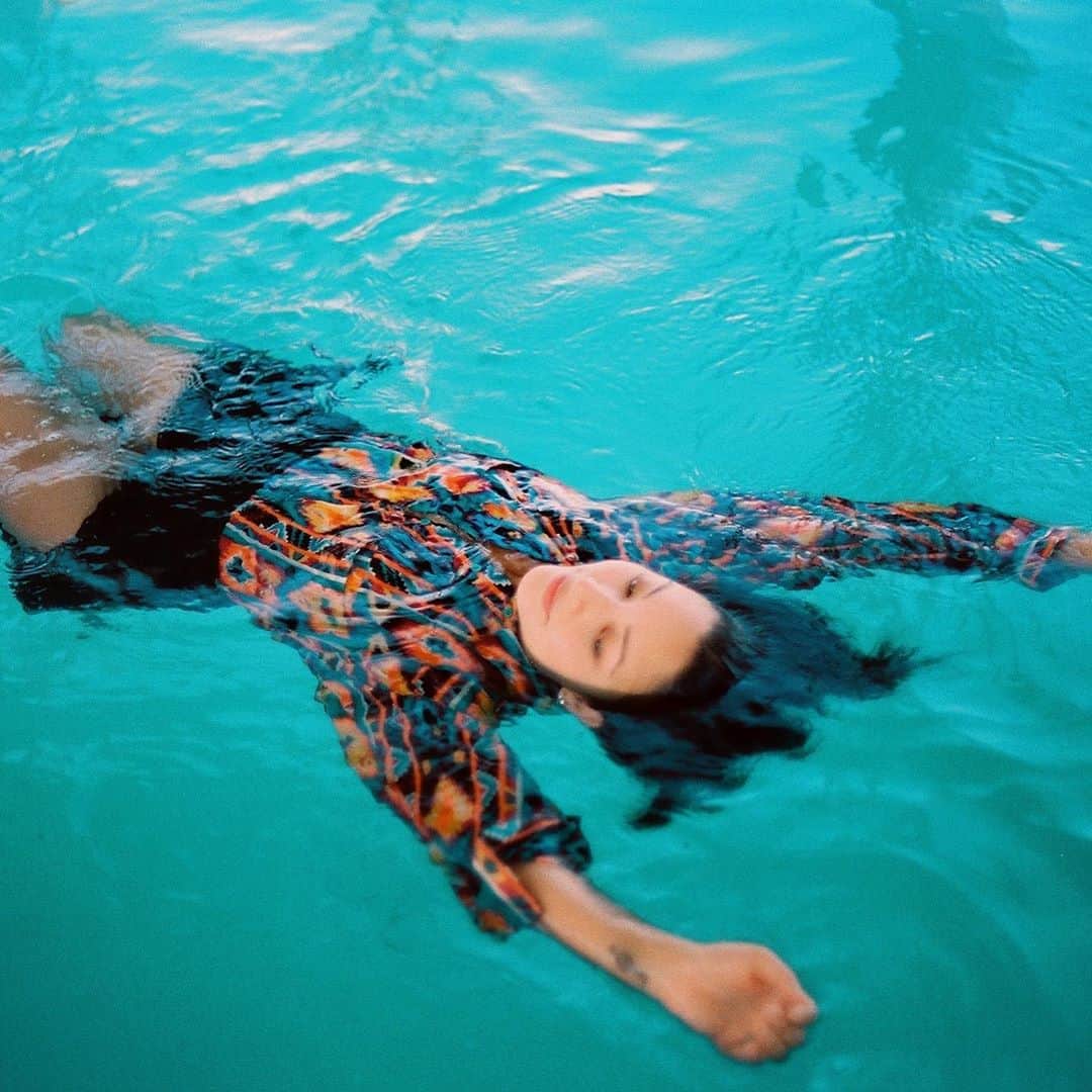 ジョーディン・テイラーのインスタグラム：「Did you miss my last post?? Well, get your head out of the water and check it out. We toured an epic GLASS HOUSE out in Joshua Tree with this 100 ft indoor swimming pool.」