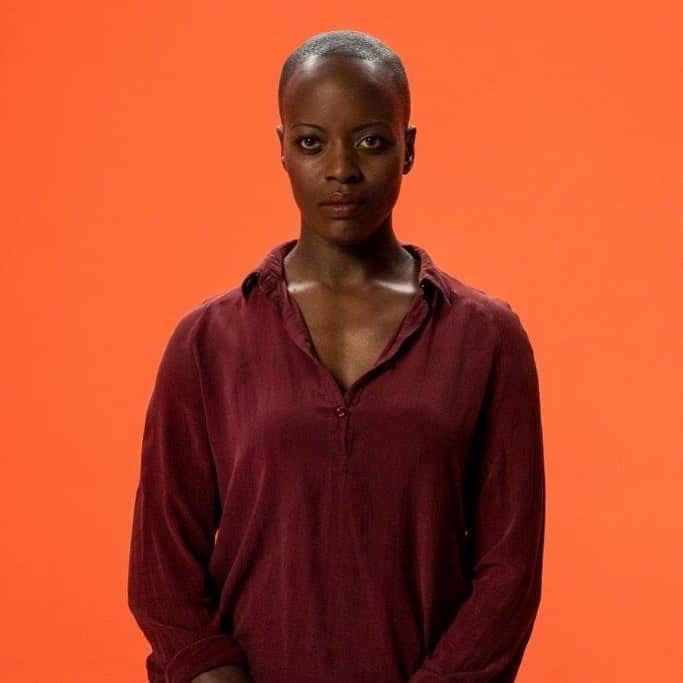 フローレンス・カサンバのインスタグラム：「Als mich UNHCR gefragt hat, ob ich mich an einem Film zum #weltflüchtlingstag beteiligen würde, habe ich mich sehr gefreut. Ja, ich möchte denn Blick auf die Notlage von Menschen lenken, die alles verloren haben. Und ich möchte alle motivieren, sich ebenfalls einzusetzen. Ich wünsche mir, dass es uns gelingt, eine Gesellschaft zu schaffen, in der alle Menschen in Sicherheit leben, in der Bildung und Arbeit für alle selbstverständlich sind und in der alle ein unabhängiges, selbstbestimmendes Leben führen können. Wir sind eine Gemeinschaft; eine Gemeinschaft von Menschen, die sich gegenseitig helfen und die Verantwortung füreinander übernehmen. Es ist lebenswichtig, solidarisch zu sein. Danke @unhcr_germany  Foto: @juliaterjung」