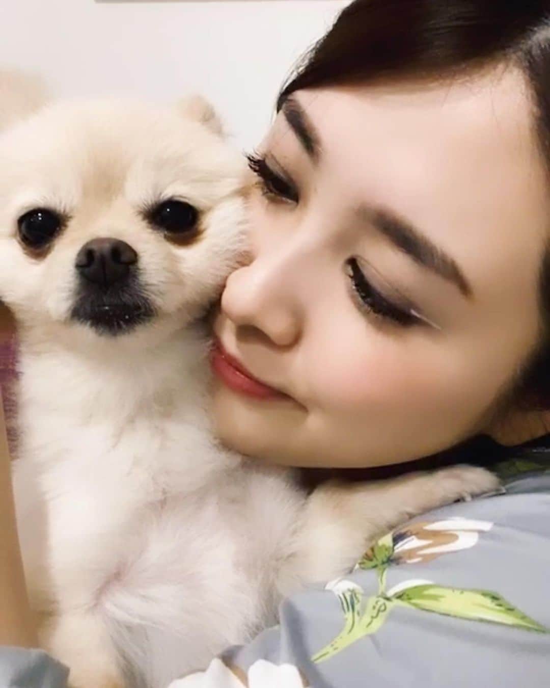 飛鳥凛のインスタグラム：「最近インスタの広告でよく出る　#ルームウェア　？　#部屋着　3点セット買ってみたらめっちゃ可愛かった🥺インスタライブでもきてたんだけど色違い買うか悩んじゃう！  #自粛期間　外に全く出なかったので割れた　#iPhoneケース　も新調❤️部屋着は800円🌝ケースも1000円でお得にお買い物出来て満足です！笑」