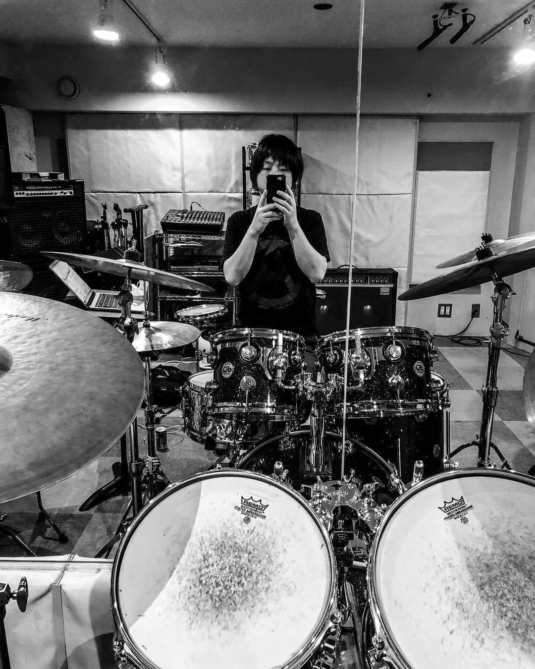 吉澤響のインスタグラム：「今日はレッスン。  好きな曲を叩くのは純粋にとても楽しい。 セカイイチのライブだって、 サポートのライブだって、 「きっと僕が一番この曲好きやろうな」 と思いながら叩いている。  生徒のそういう姿を間近で見ることができるのが レッスンが好きな理由のひとつです。」